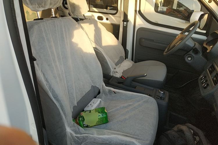 Used Wuling Yangguang 2024 300KM Comfort Version Passenger Van 75kW
