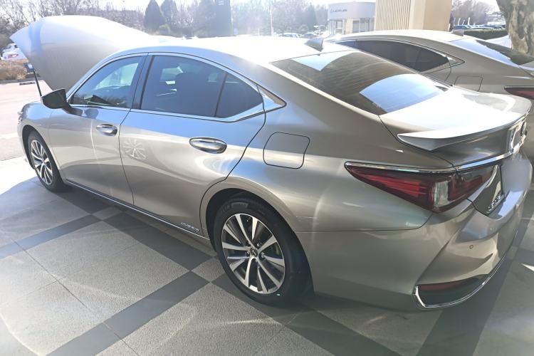Used Lexus ES 2020 300h Premier Edition
