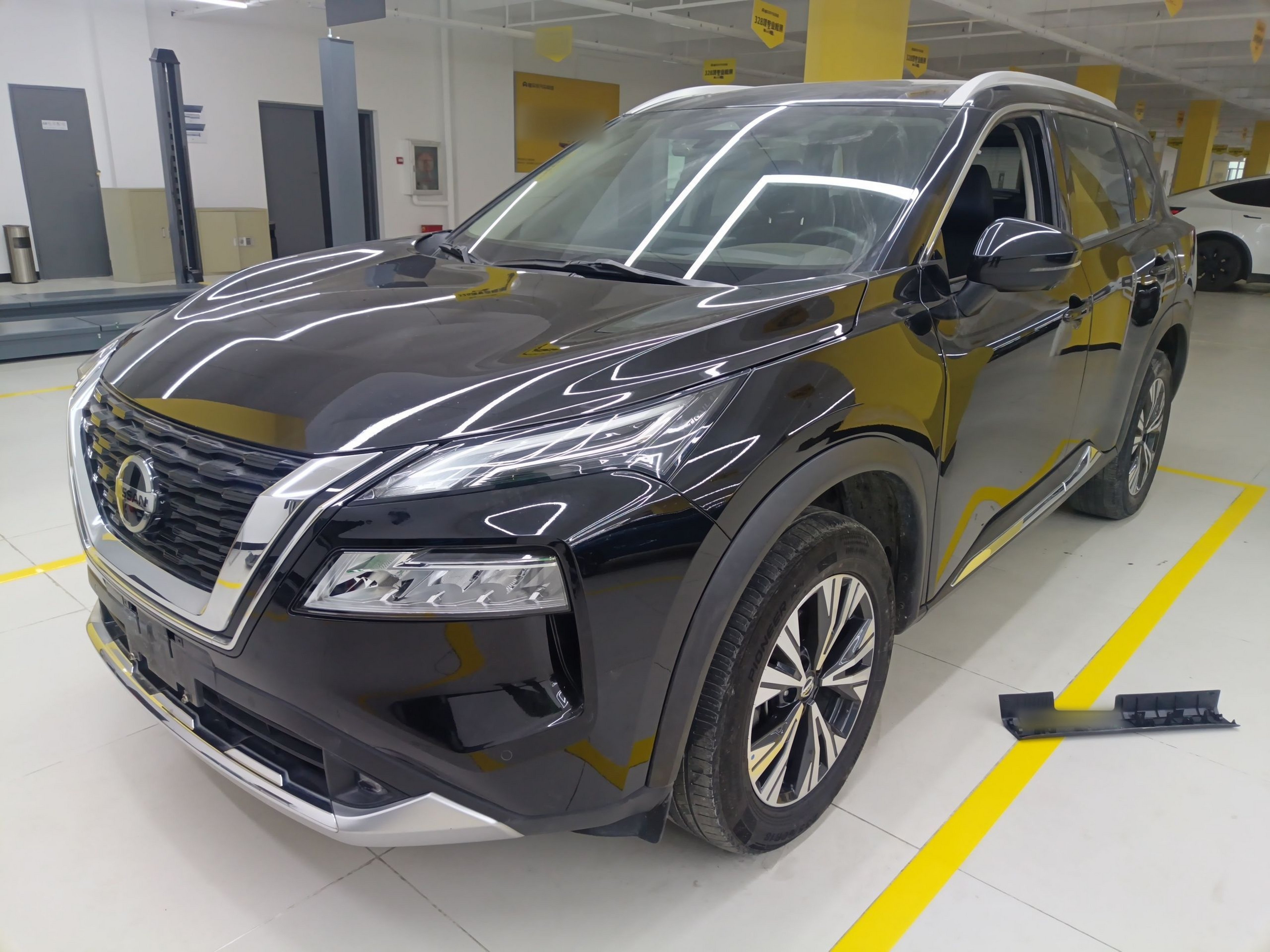 تحت مقدمة السيارة