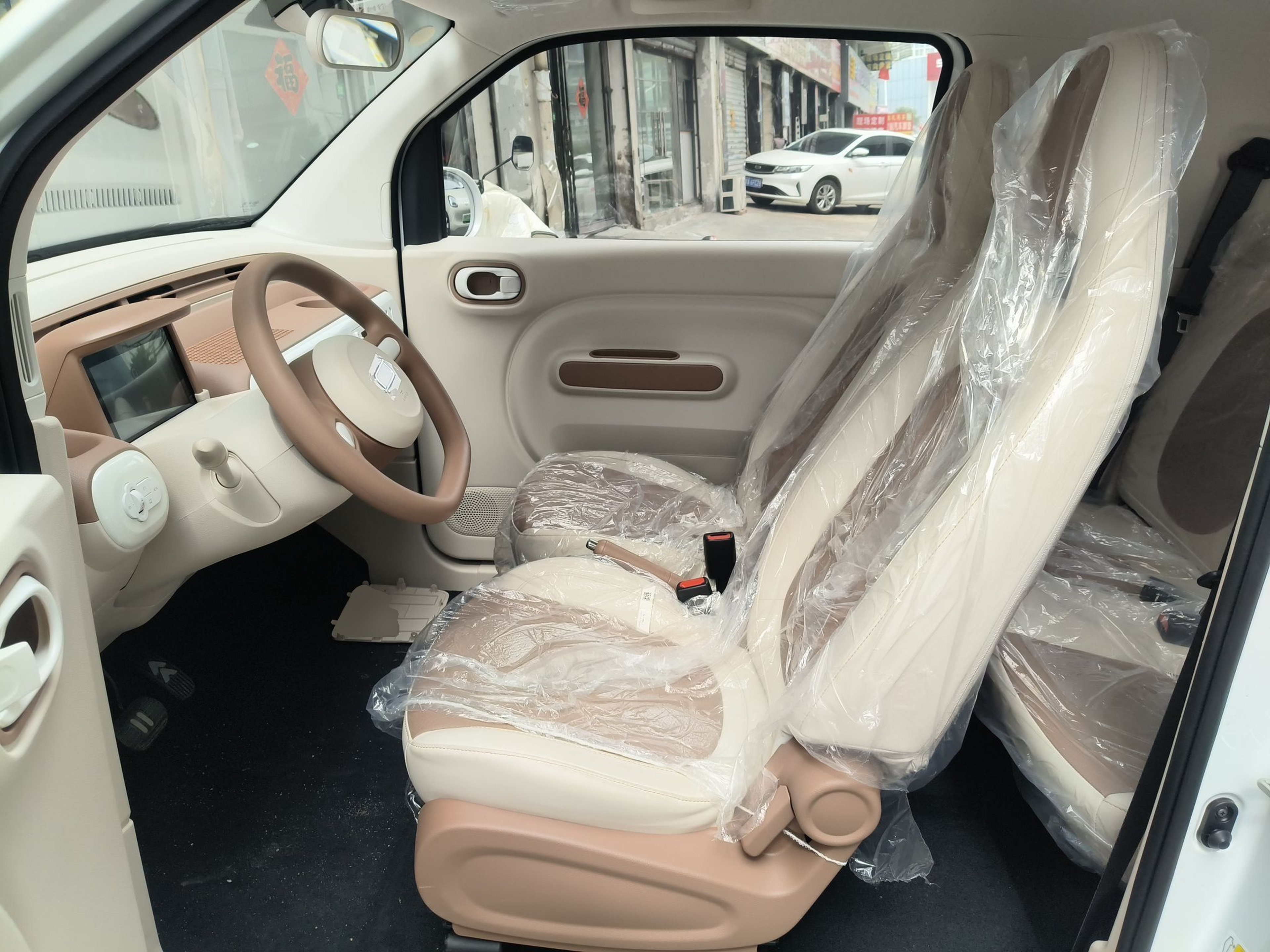 المقاعد الأمامية داخل السيارة