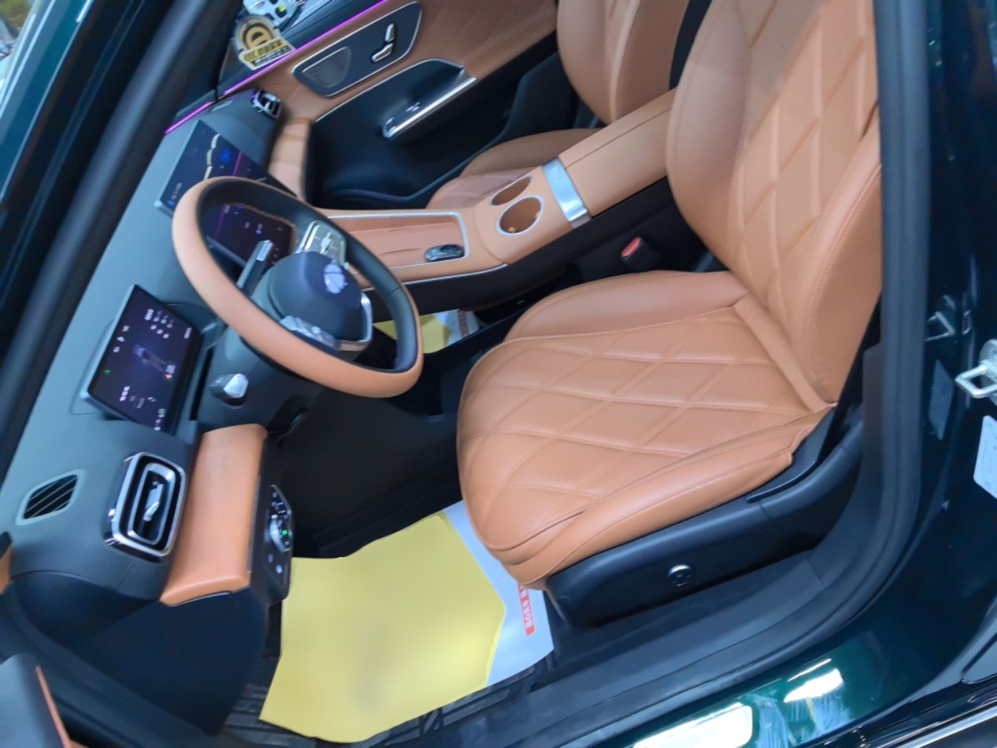 المقاعد الأمامية داخل السيارة