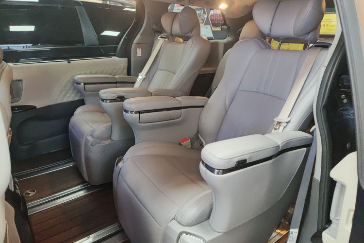 Used Toyota Sienna 2019 3.5L Two-Wheel Drive LE Trim 7 Seats U.S. Specification
