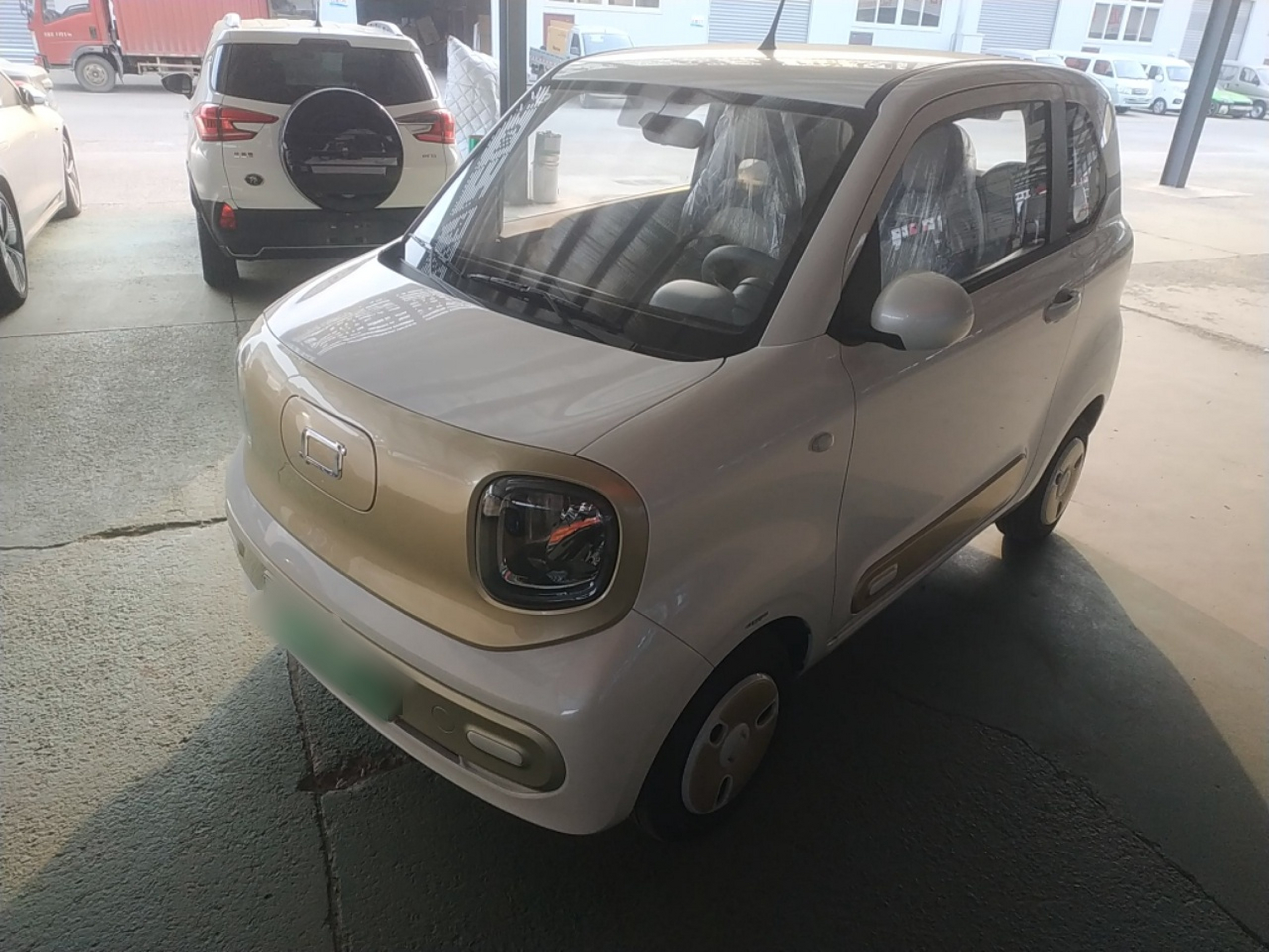 تحت مقدمة السيارة