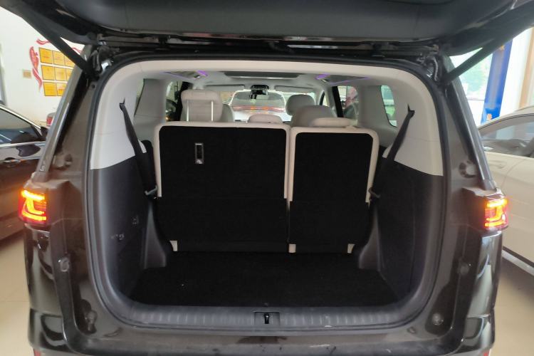 Used VOYAH Dream 2025 EV Four-Wheel Drive Flagship Kunpeng Edition
