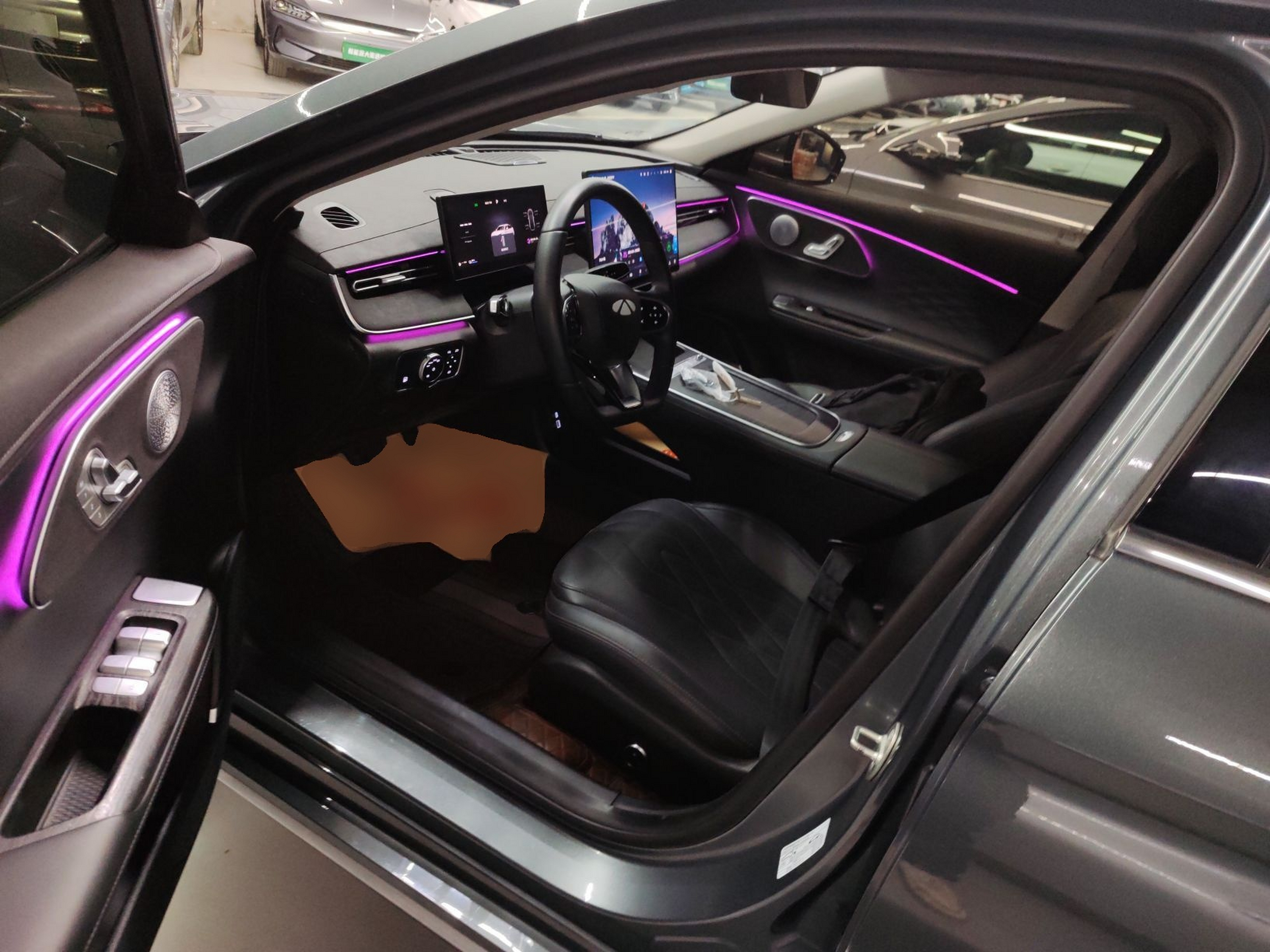 Переднее сиденье в автомобиле