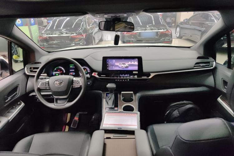 Used Toyota Granvia 2024 2.5L Hybrid Luxury Edition
