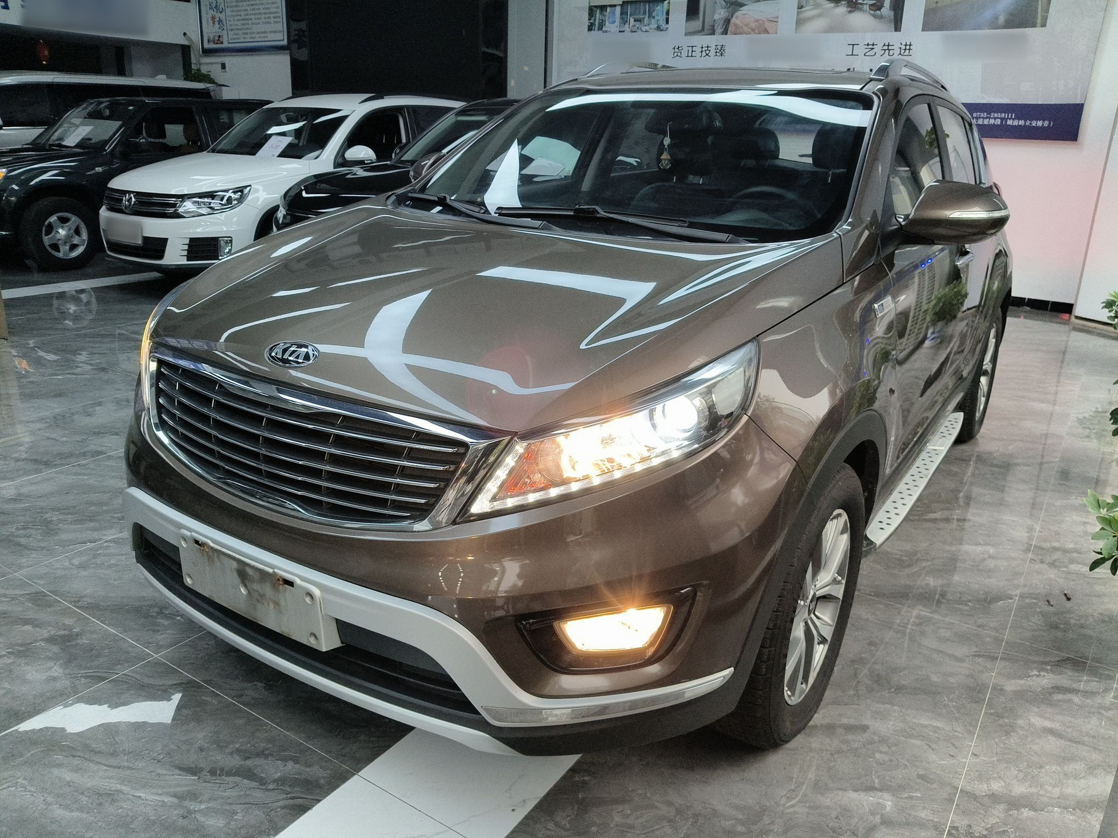 تحت مقدمة السيارة