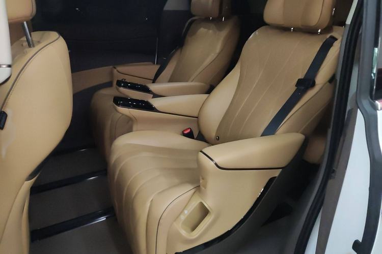 Used Denza D9 2022 DM-i 1040 Prestige Model
