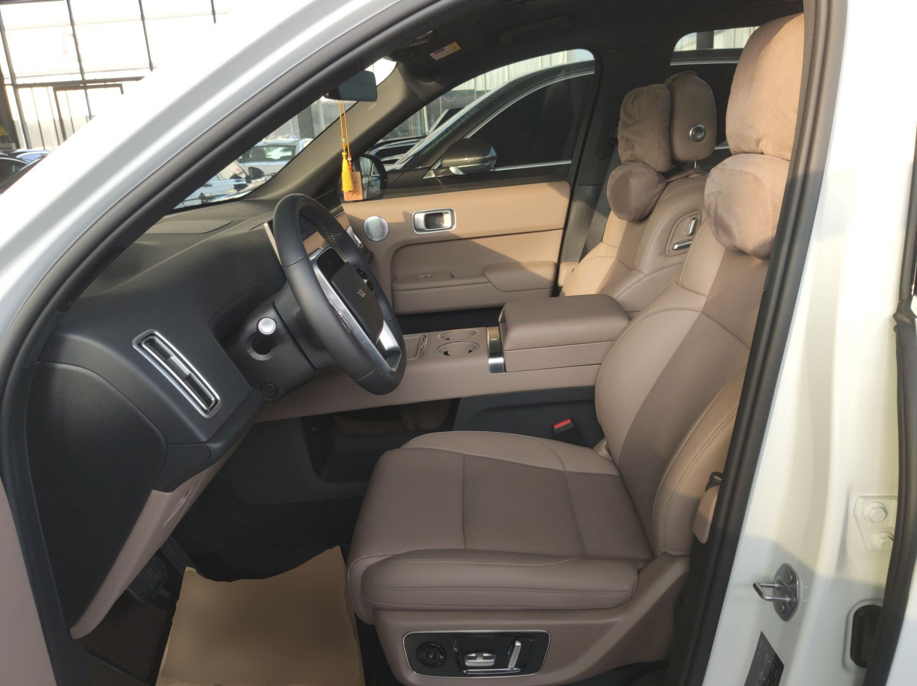 المقاعد الأمامية داخل السيارة