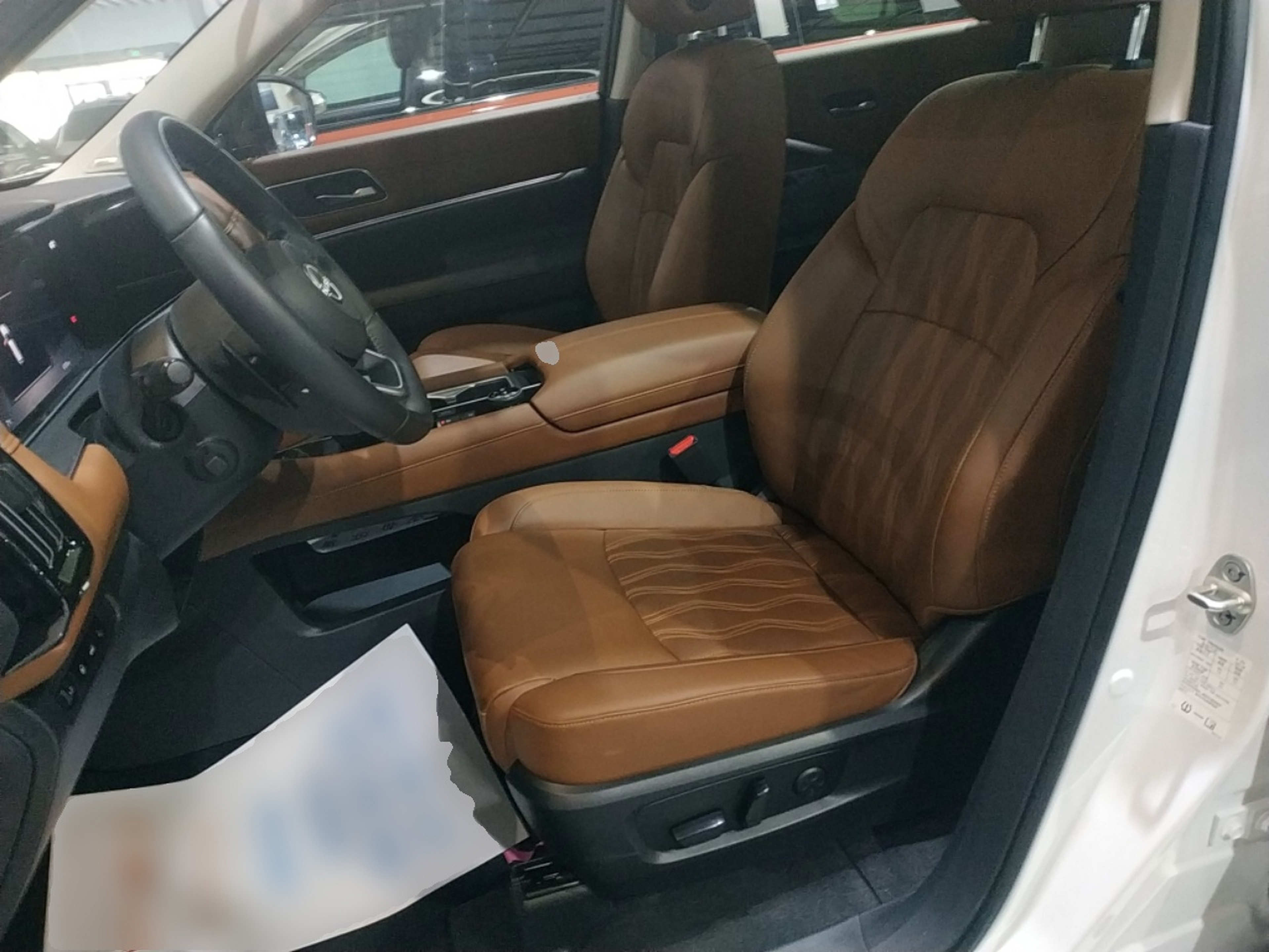 المقاعد الأمامية داخل السيارة