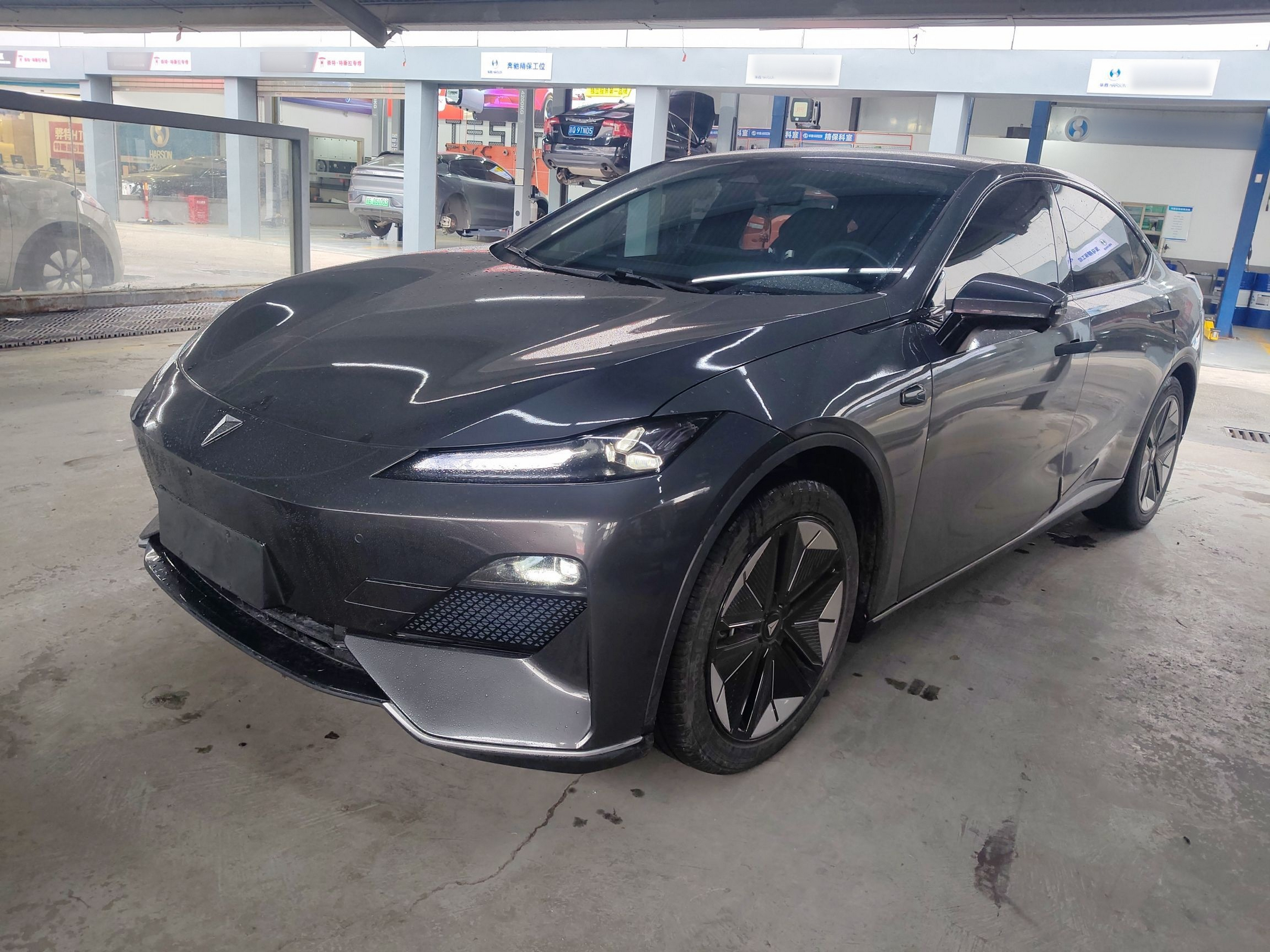 تحت مقدمة السيارة