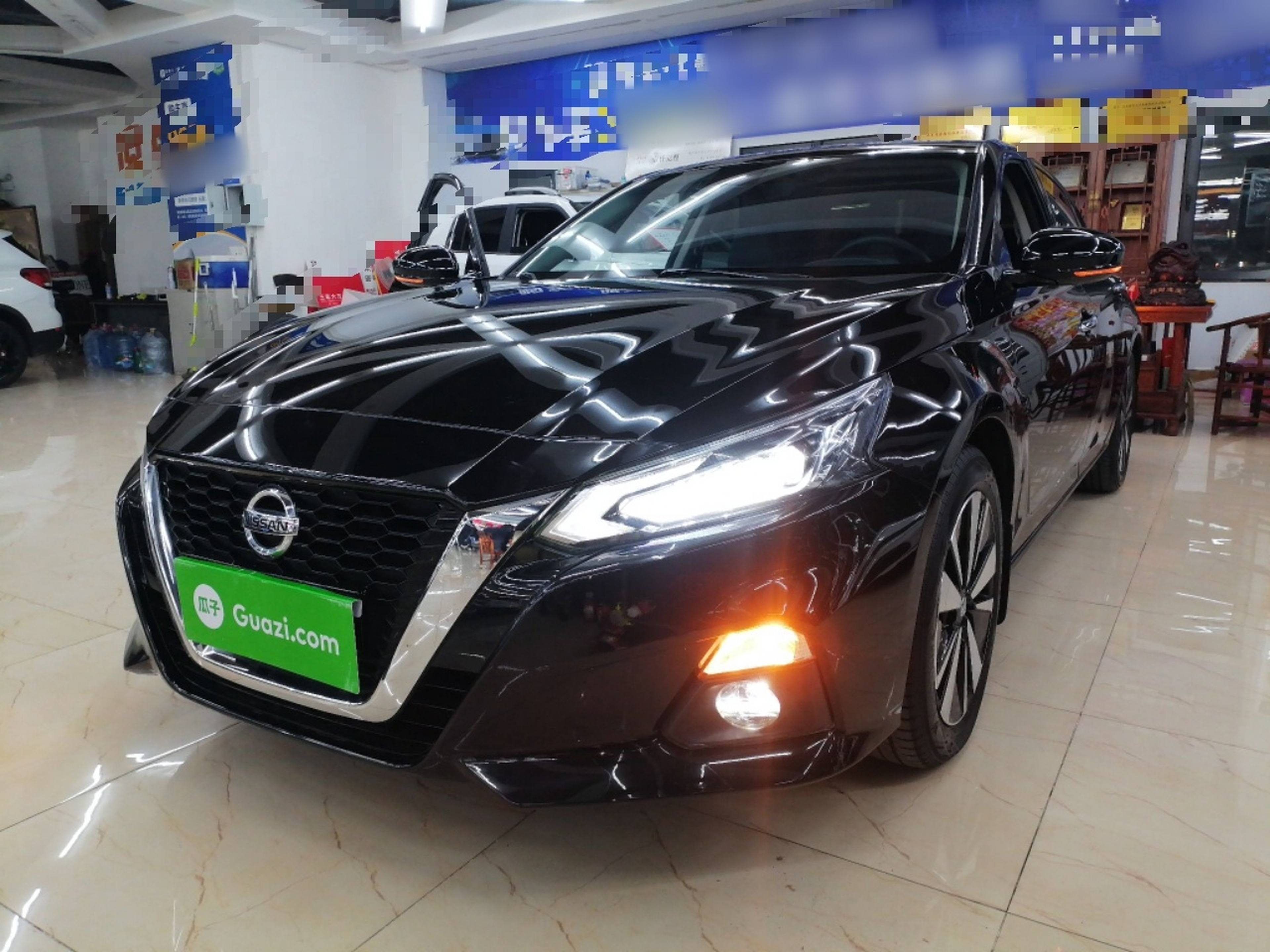 تحت مقدمة السيارة