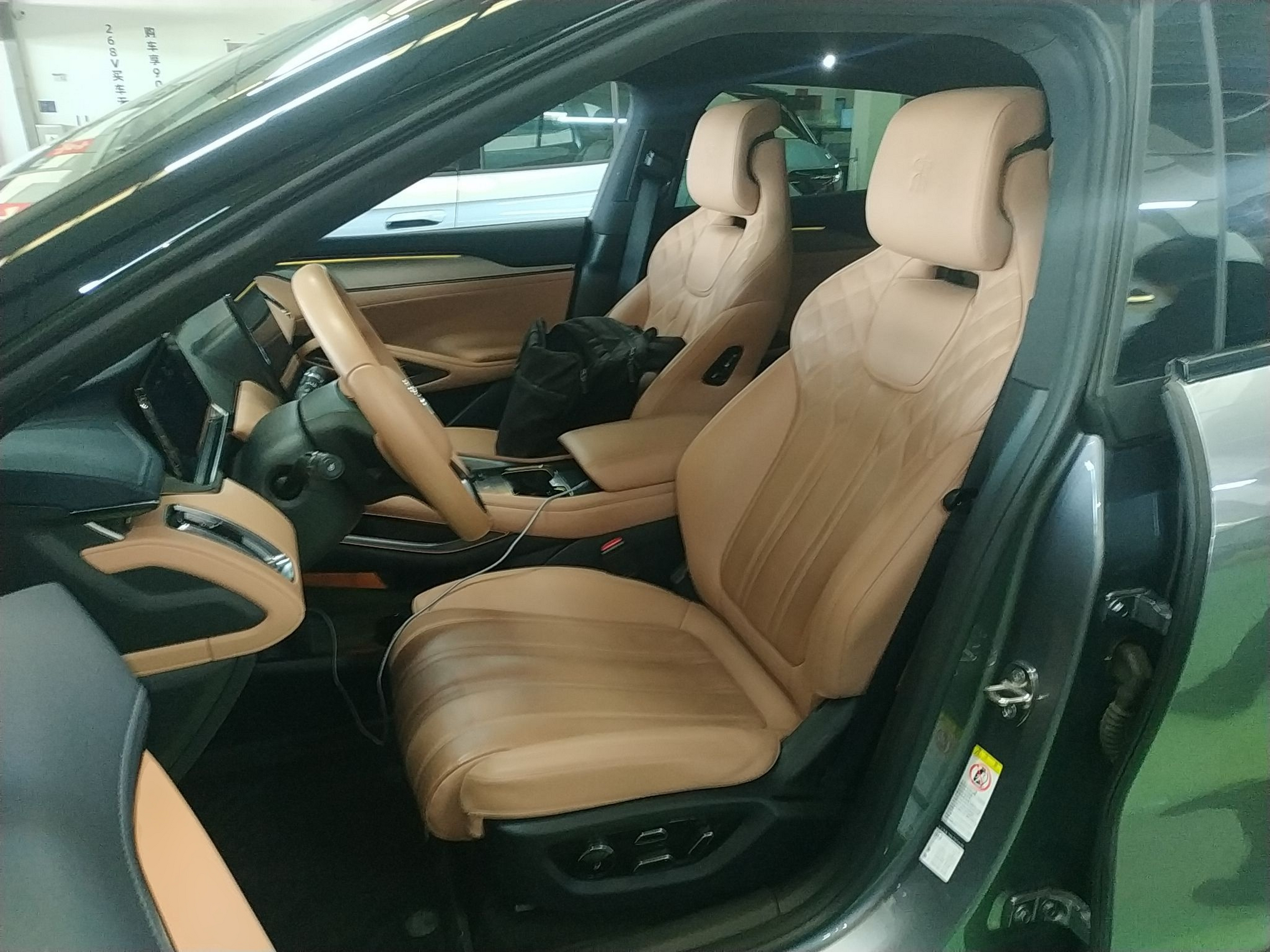 المقاعد الأمامية داخل السيارة