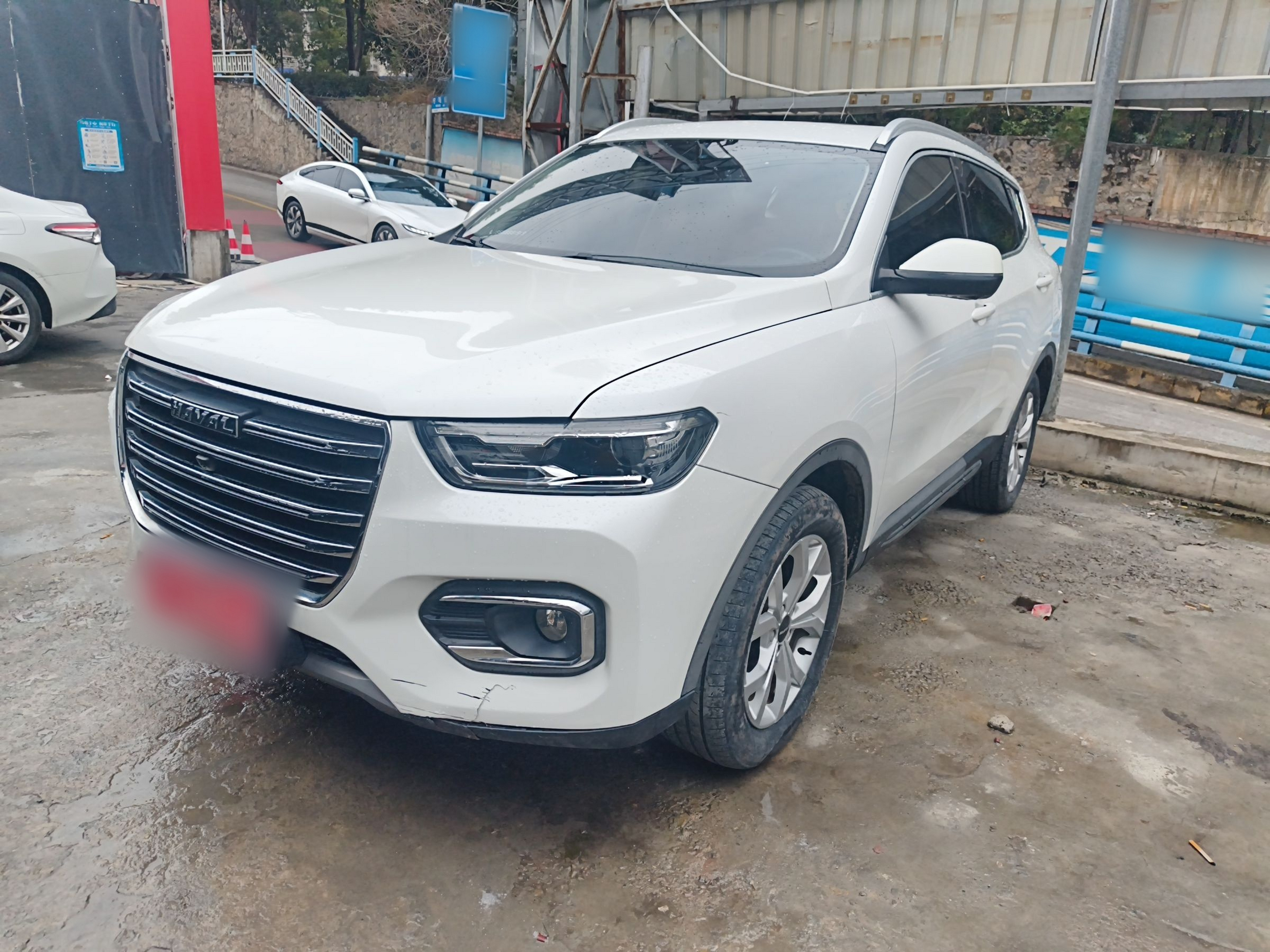 Под передней частью автомобиля