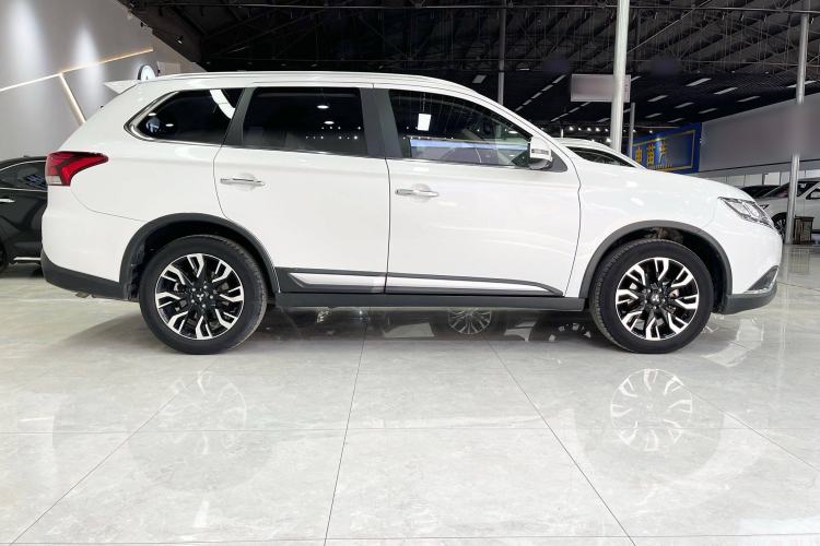 Used Mitsubishi Outlander 2019 2.4L 4x4 Zhi Xiang Edition 5 Seats China VI Standard
