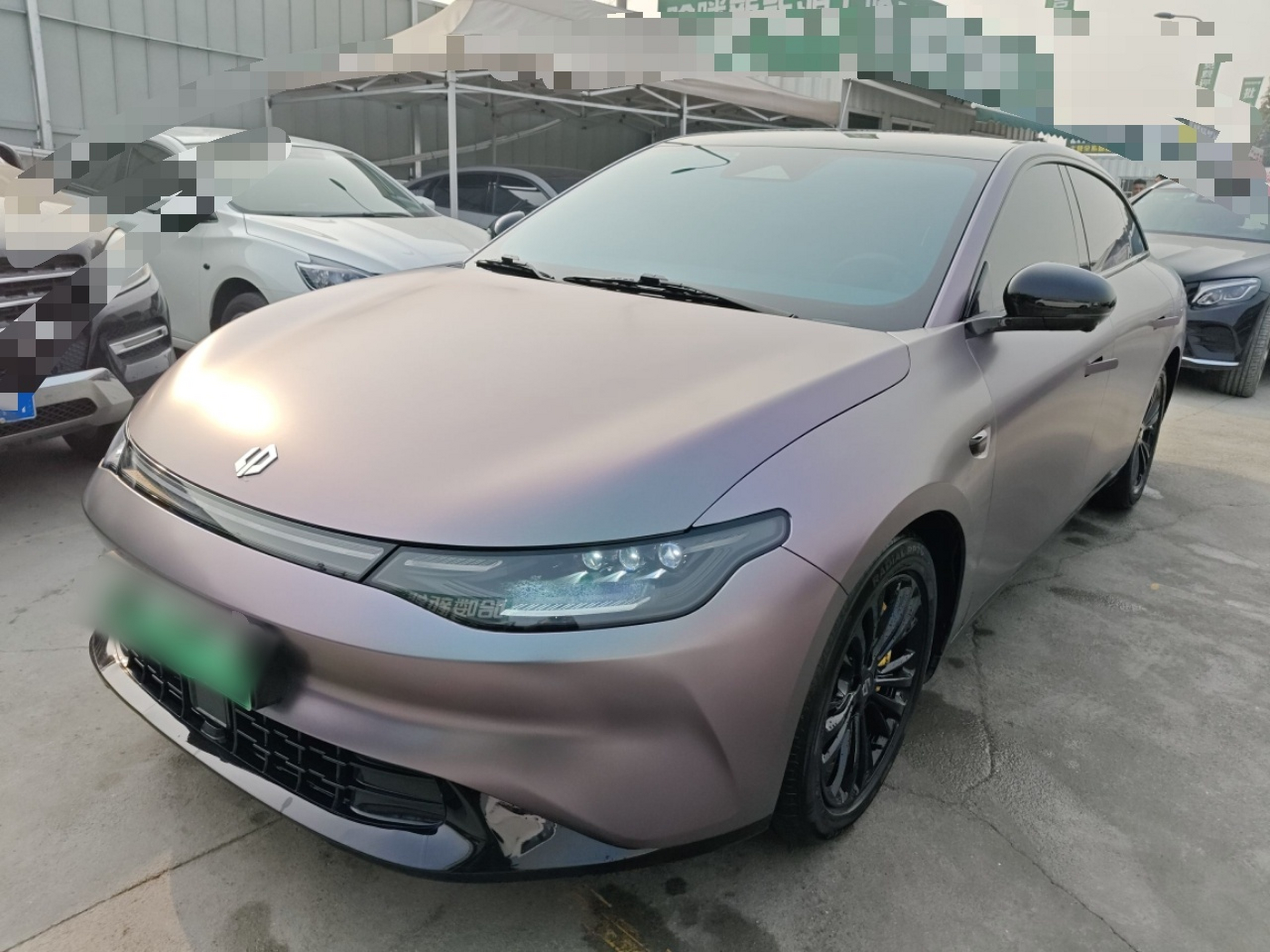 Под передней частью автомобиля