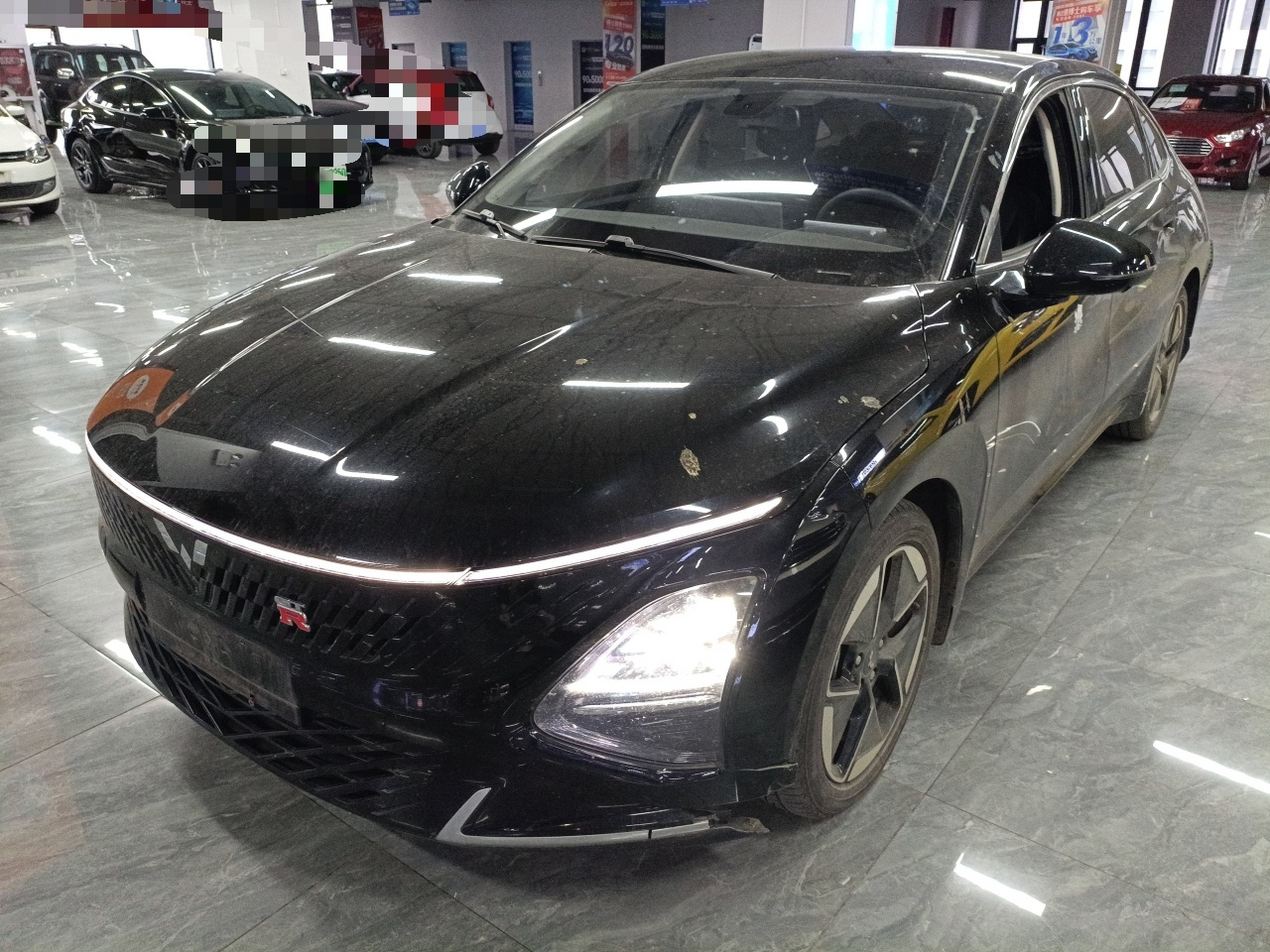 تحت مقدمة السيارة