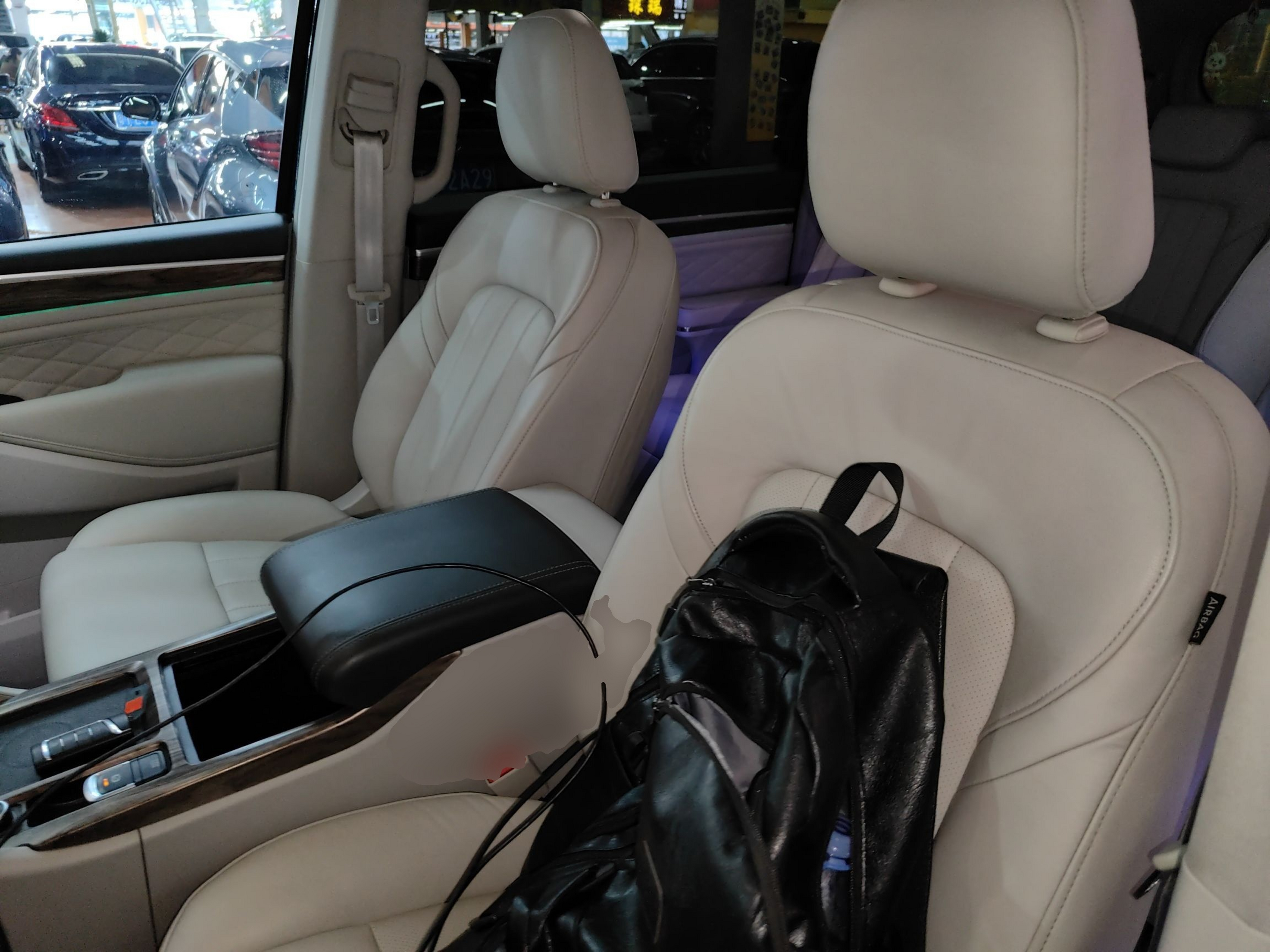 Переднее сиденье в автомобиле