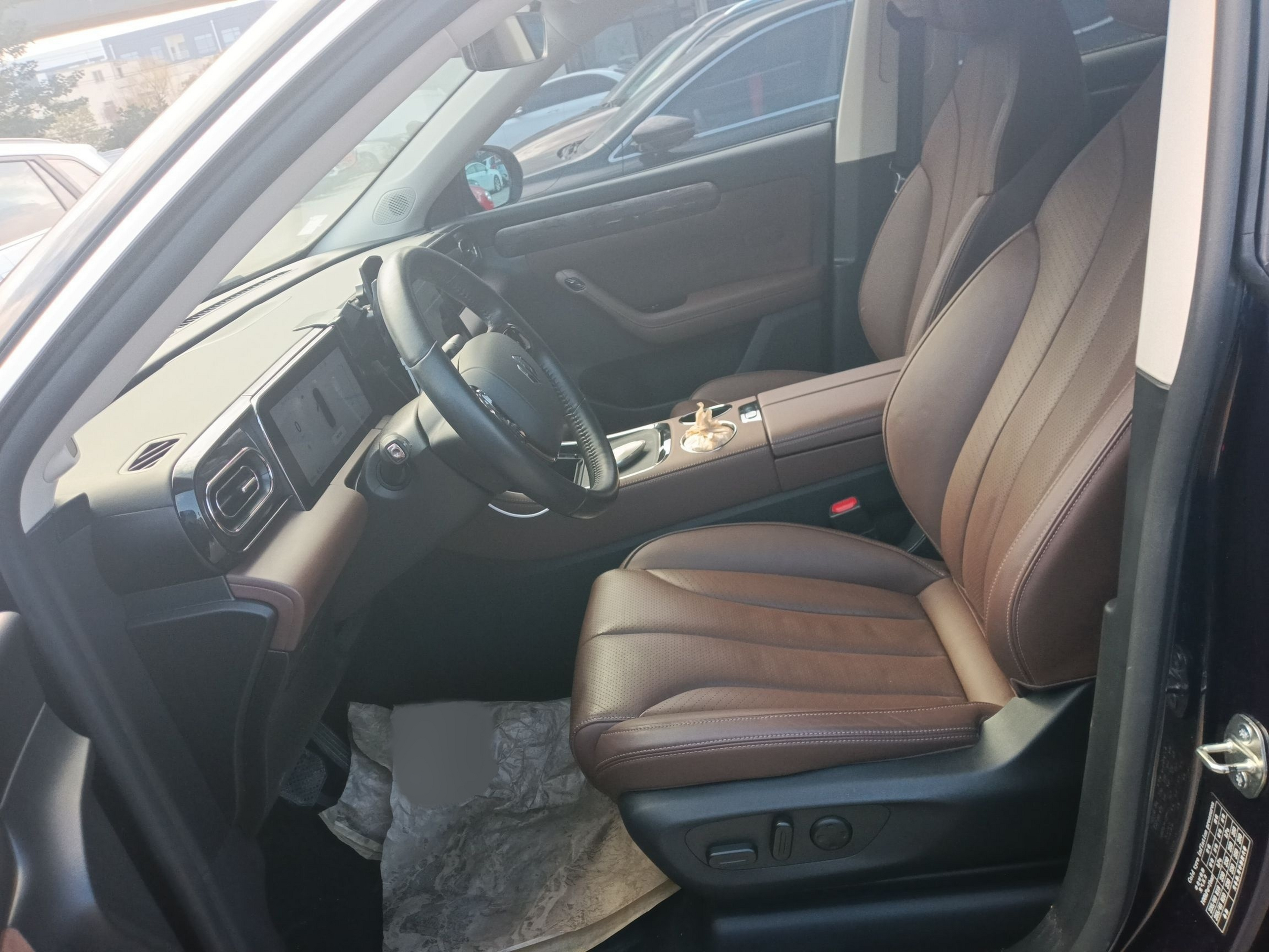 المقاعد الأمامية داخل السيارة