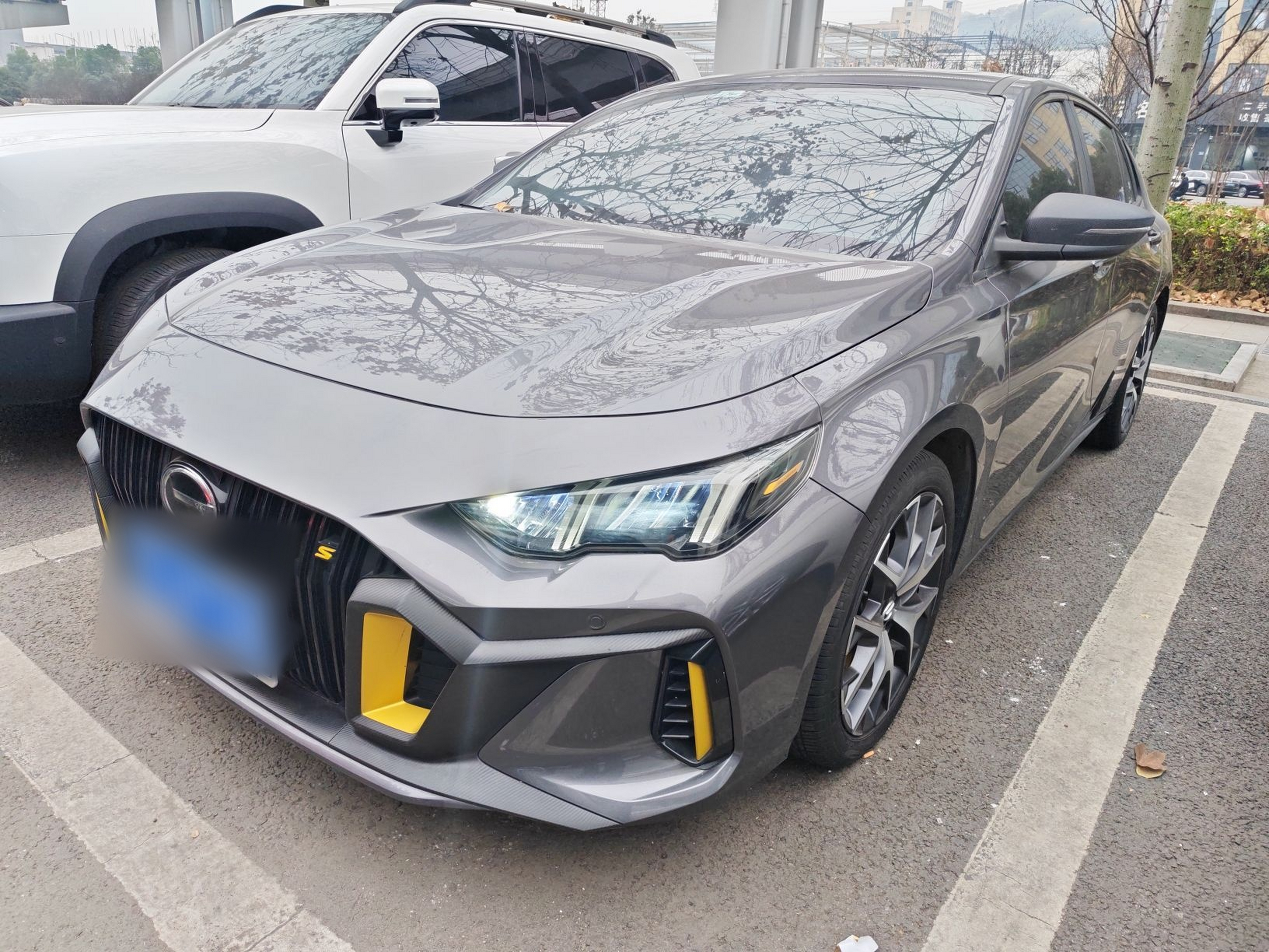 Под передней частью автомобиля