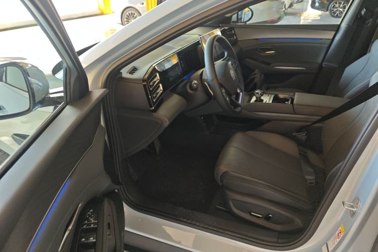 Used BYD Qin L 2025 DM-i Smart Drive 120KM Excellence Model