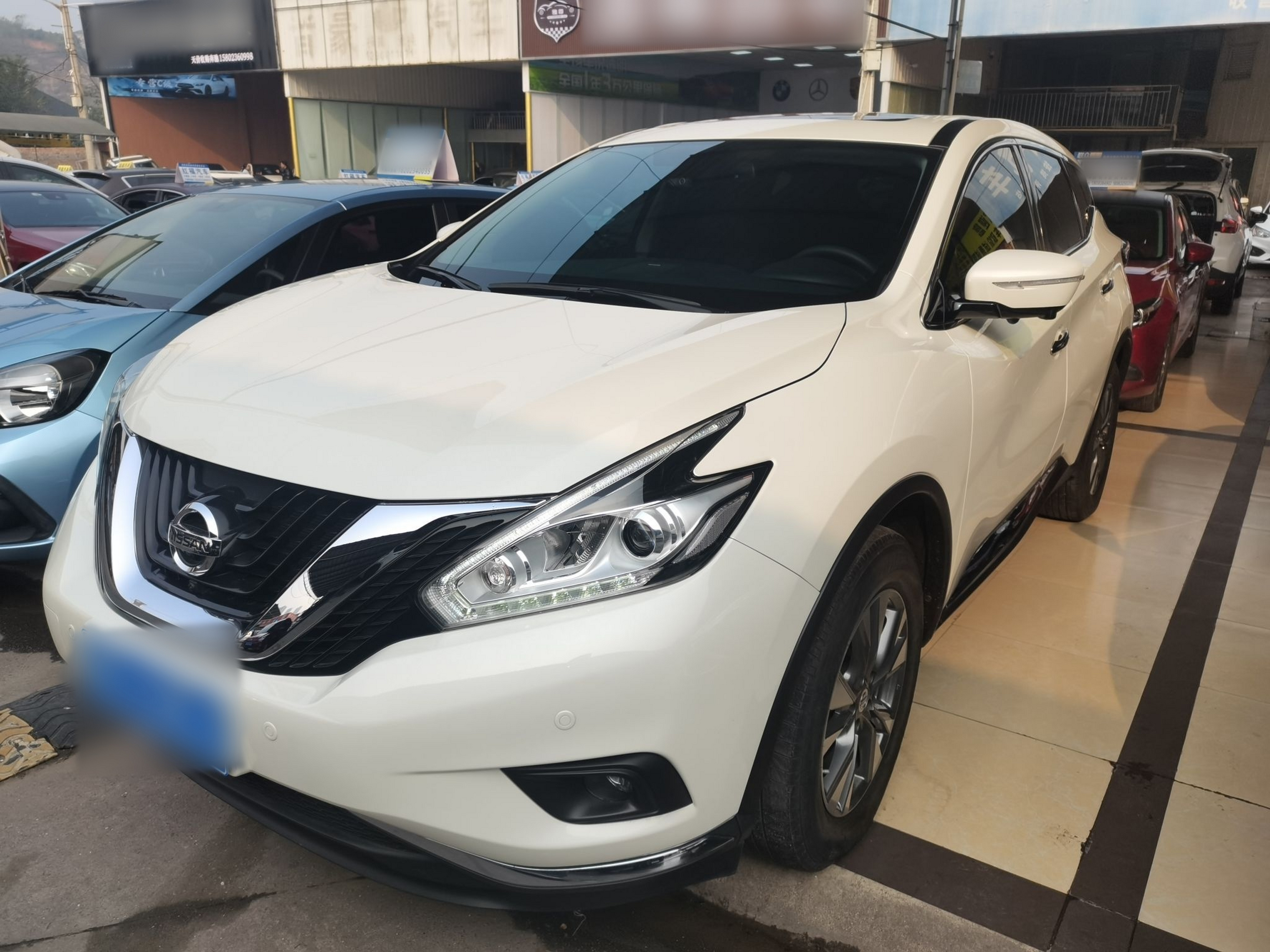 تحت مقدمة السيارة