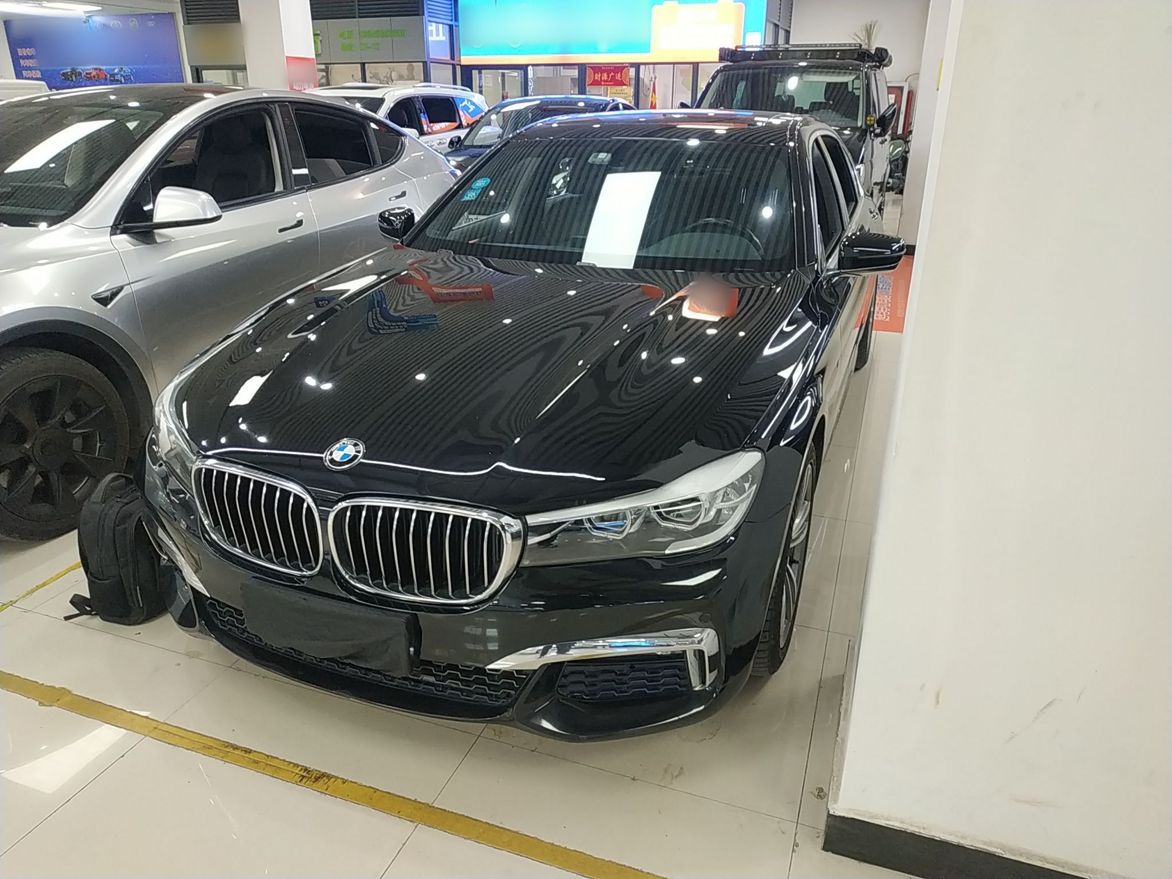 Под передней частью автомобиля