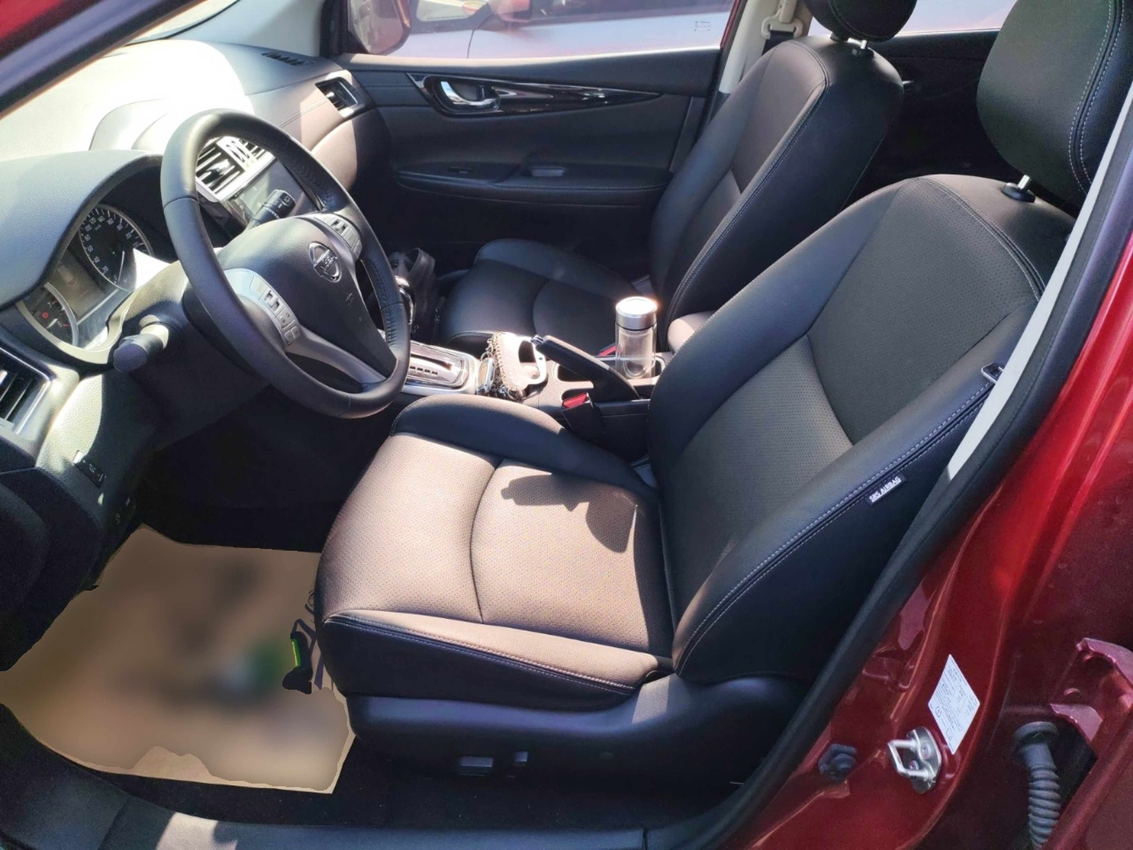 المقاعد الأمامية داخل السيارة