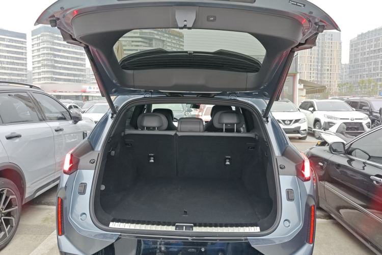 Used Lynk & Co 08 EM-P 2025 220 km All-Wheel-Drive Performance Halo
