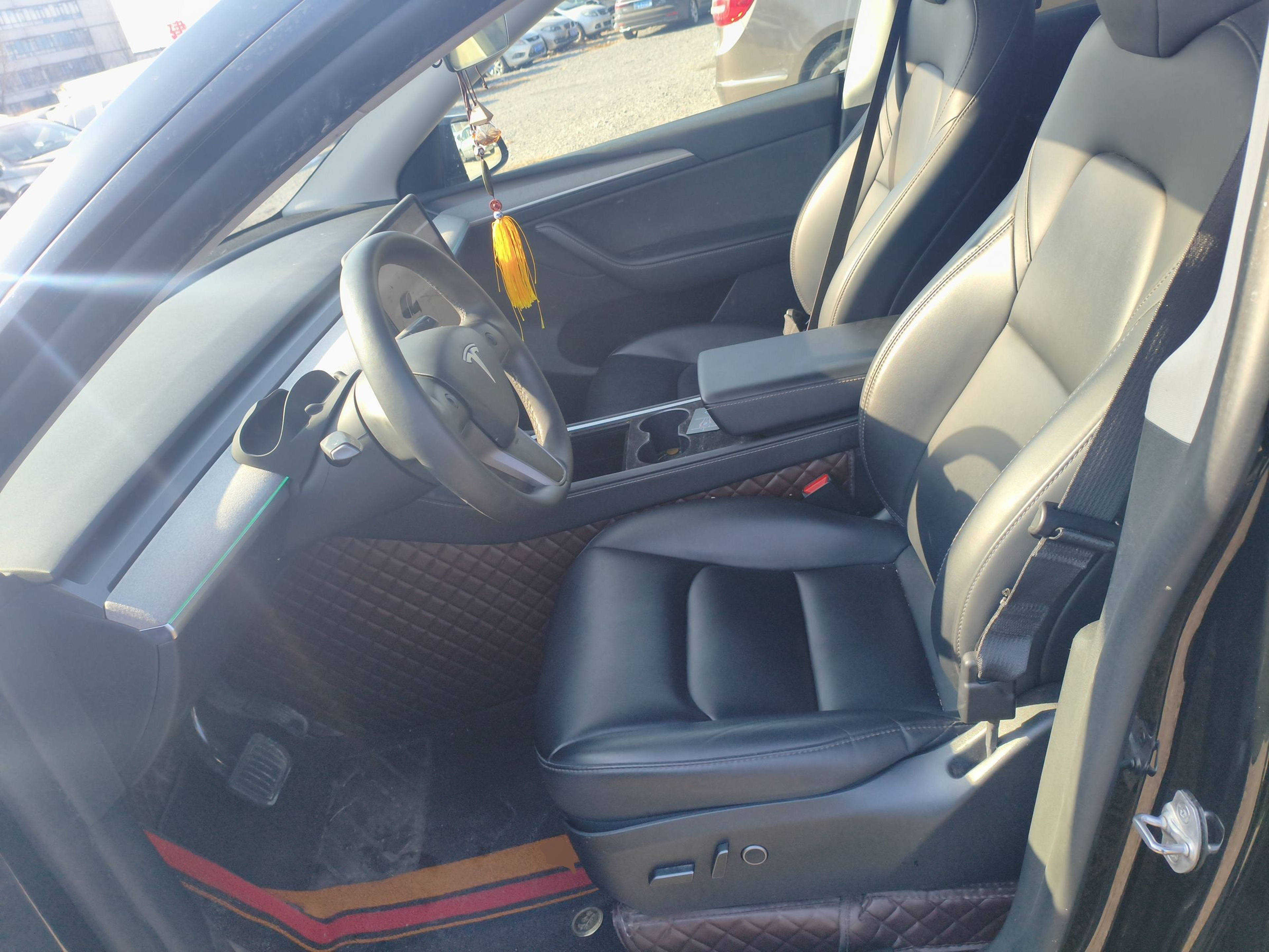 Переднее сиденье в автомобиле