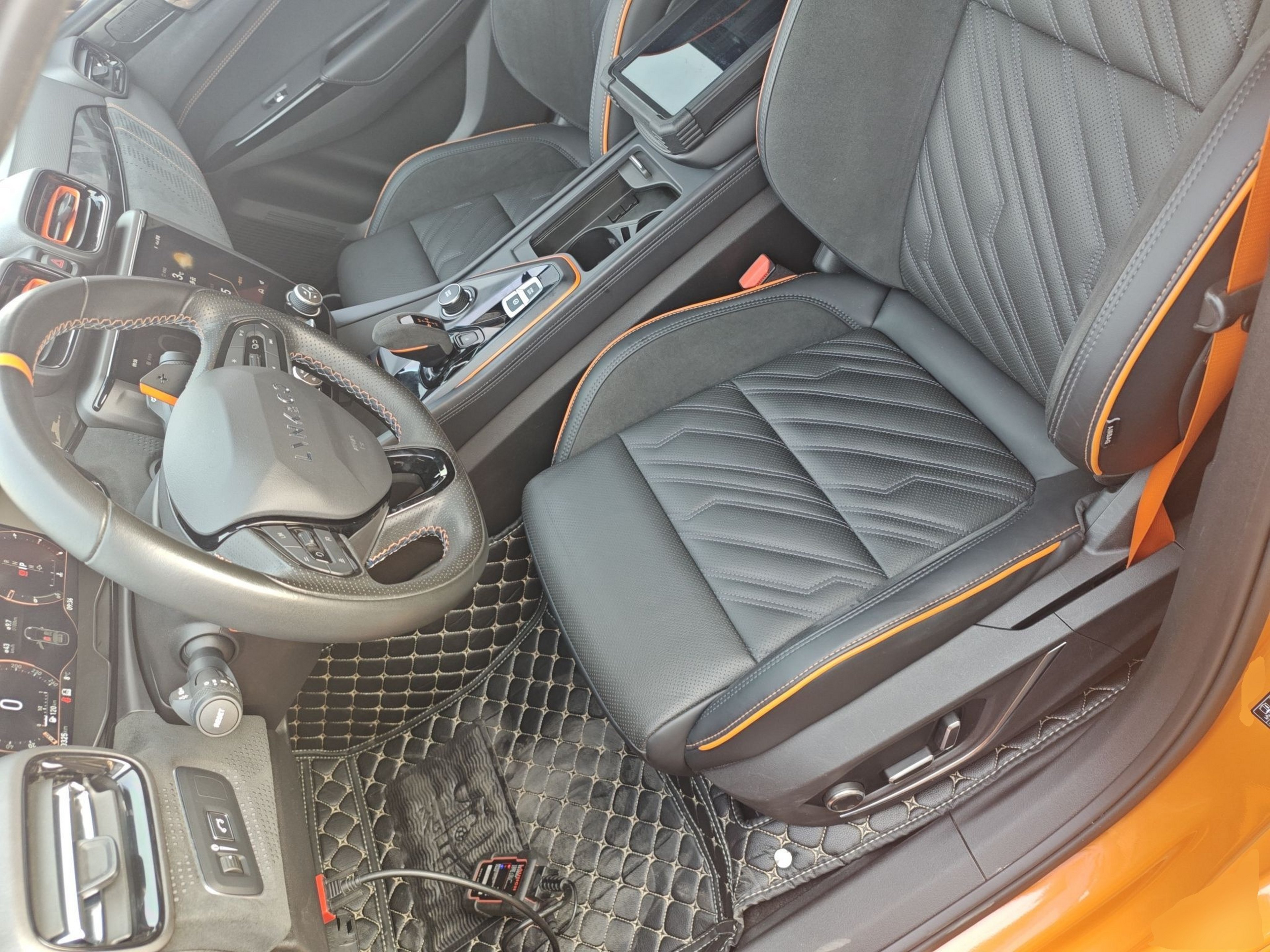 المقاعد الأمامية داخل السيارة