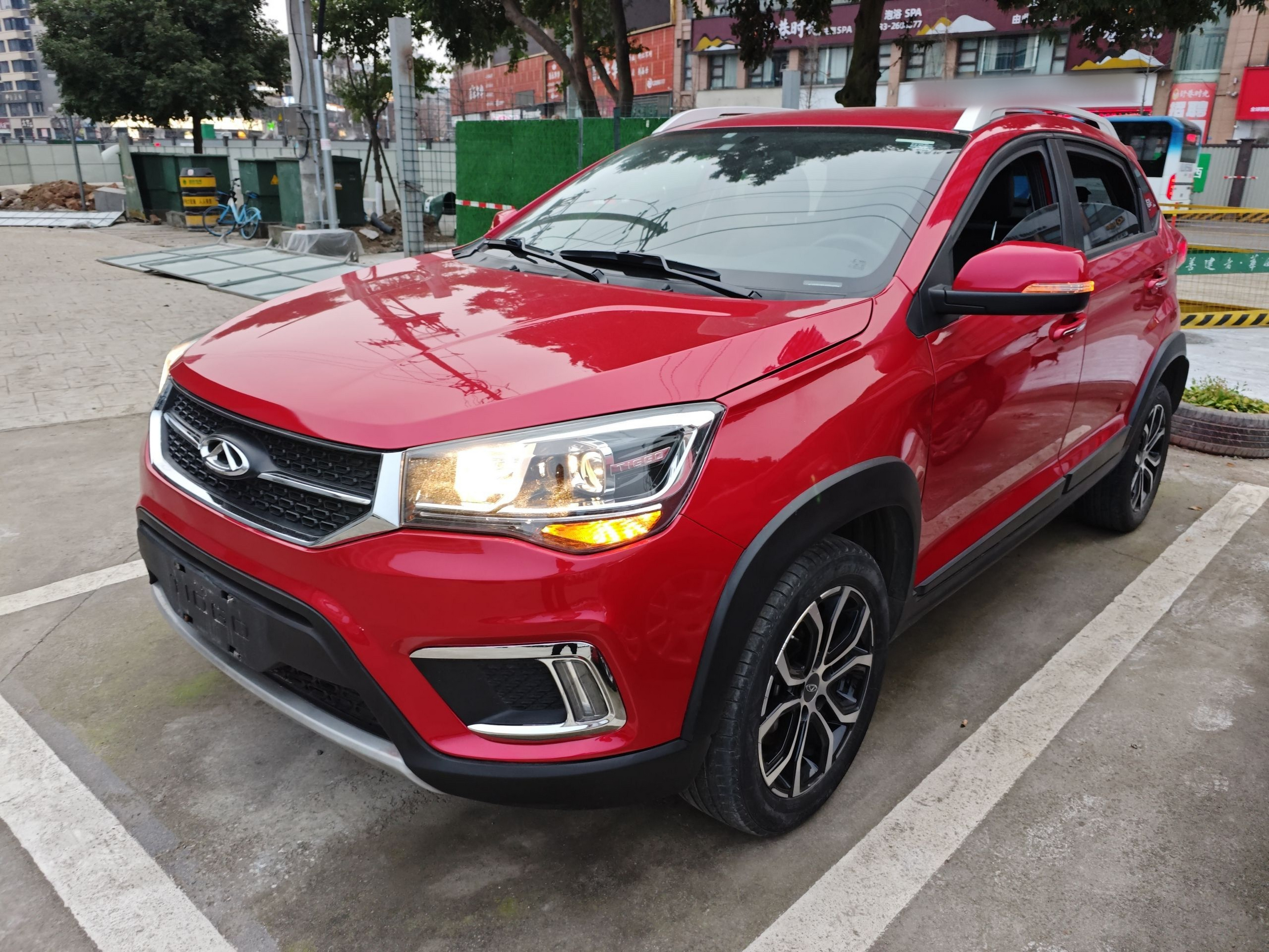 Под передней частью автомобиля