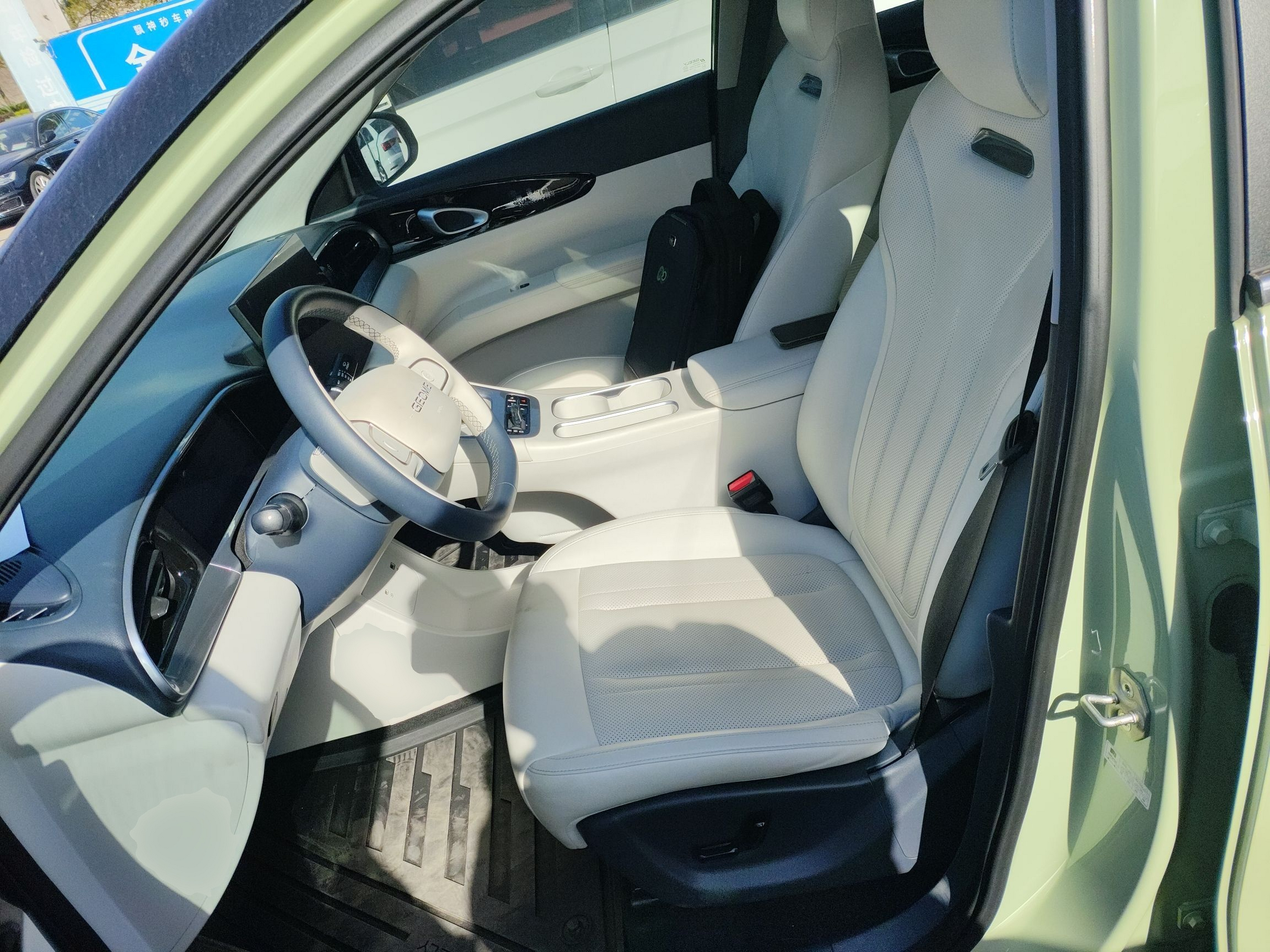 Переднее сиденье в автомобиле