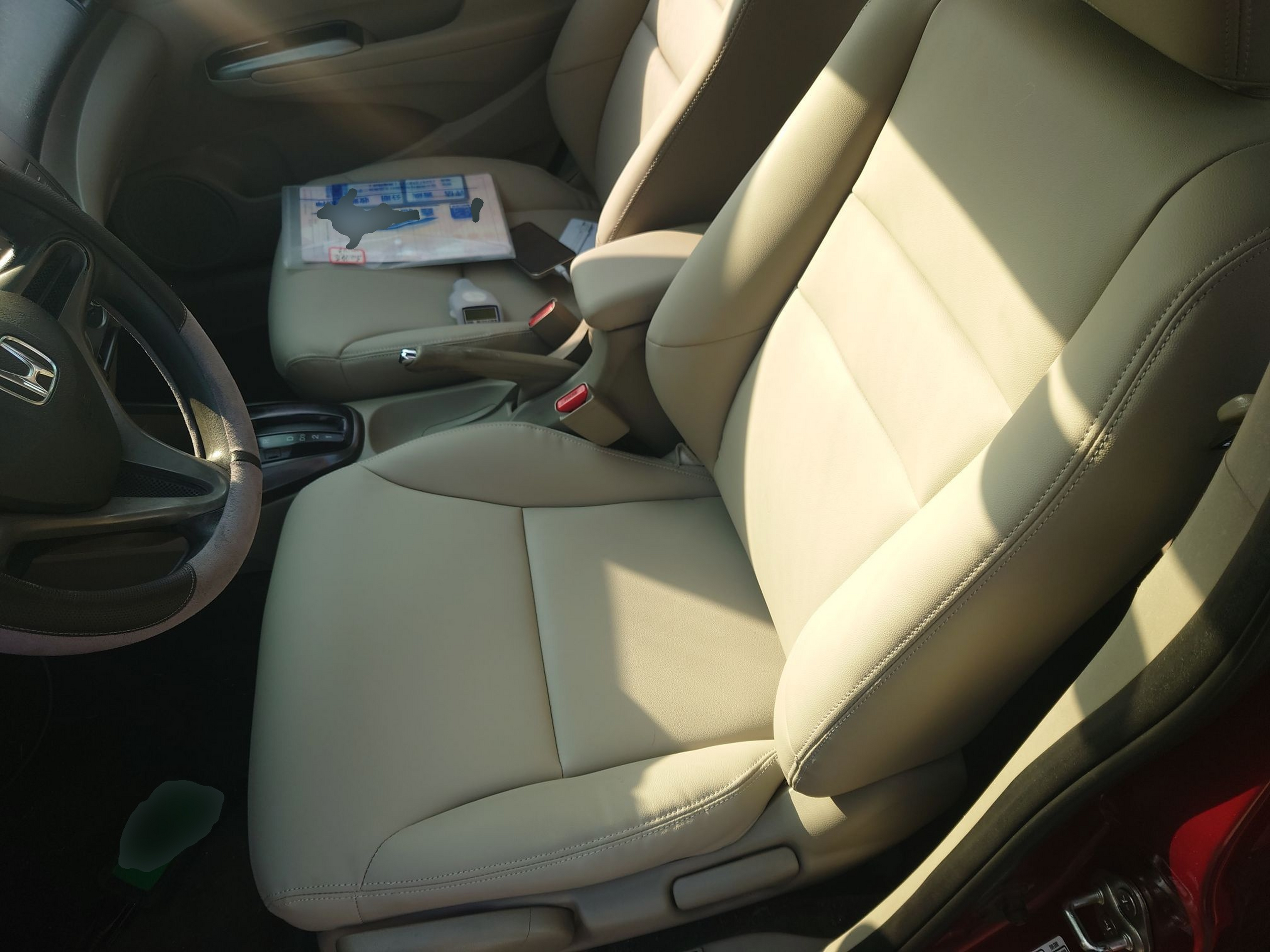 المقاعد الأمامية داخل السيارة