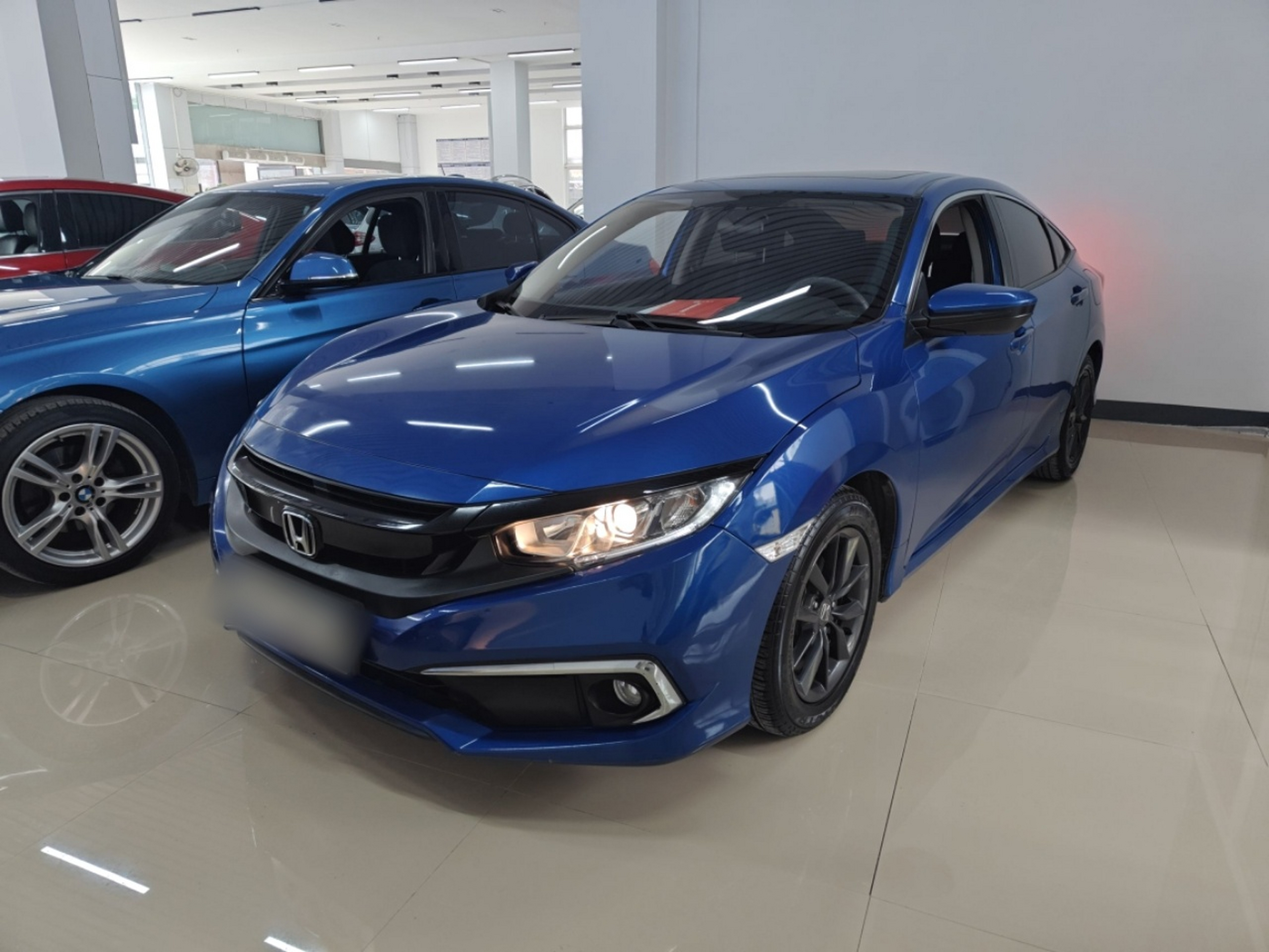 تحت مقدمة السيارة