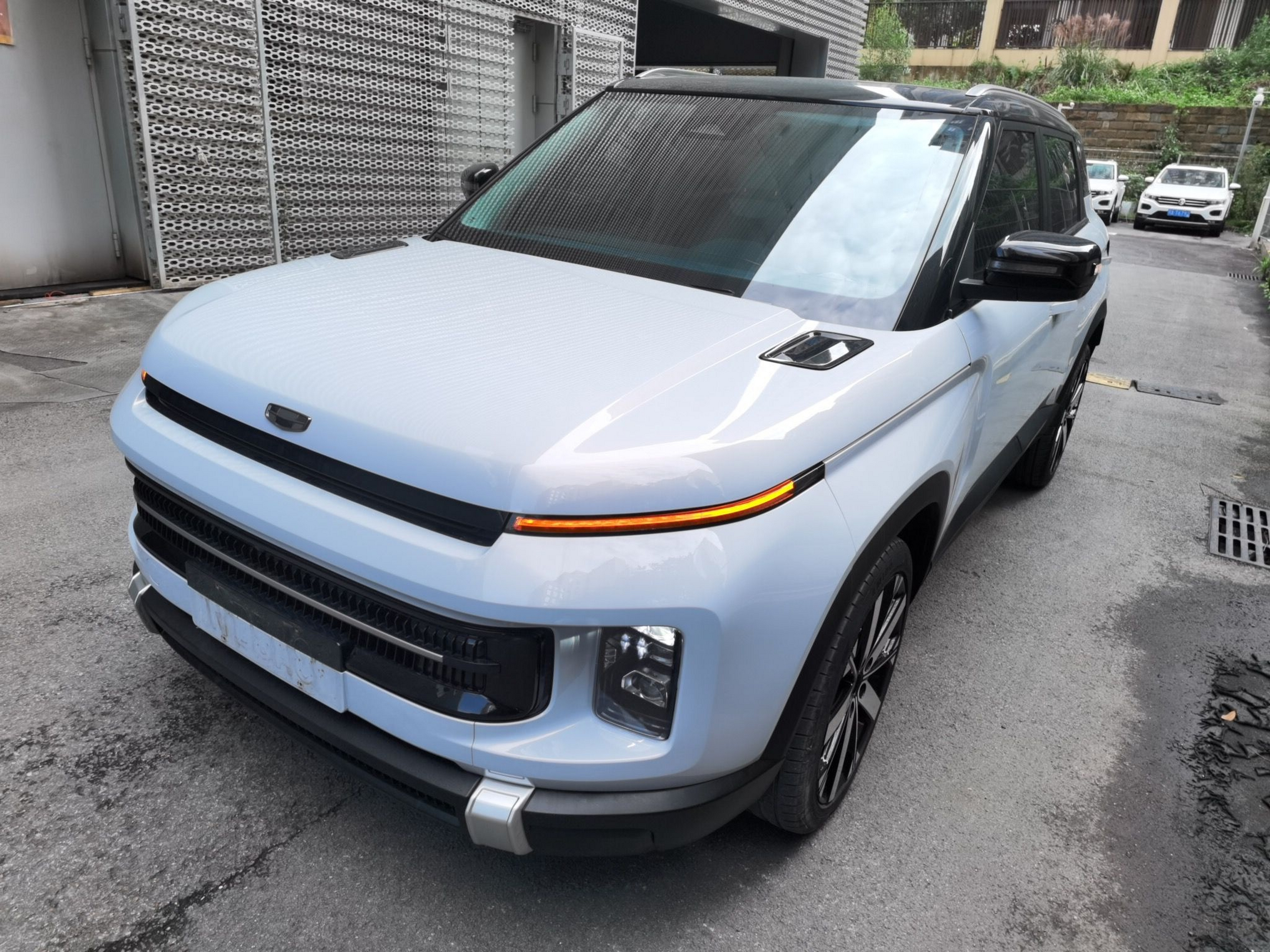 Под передней частью автомобиля