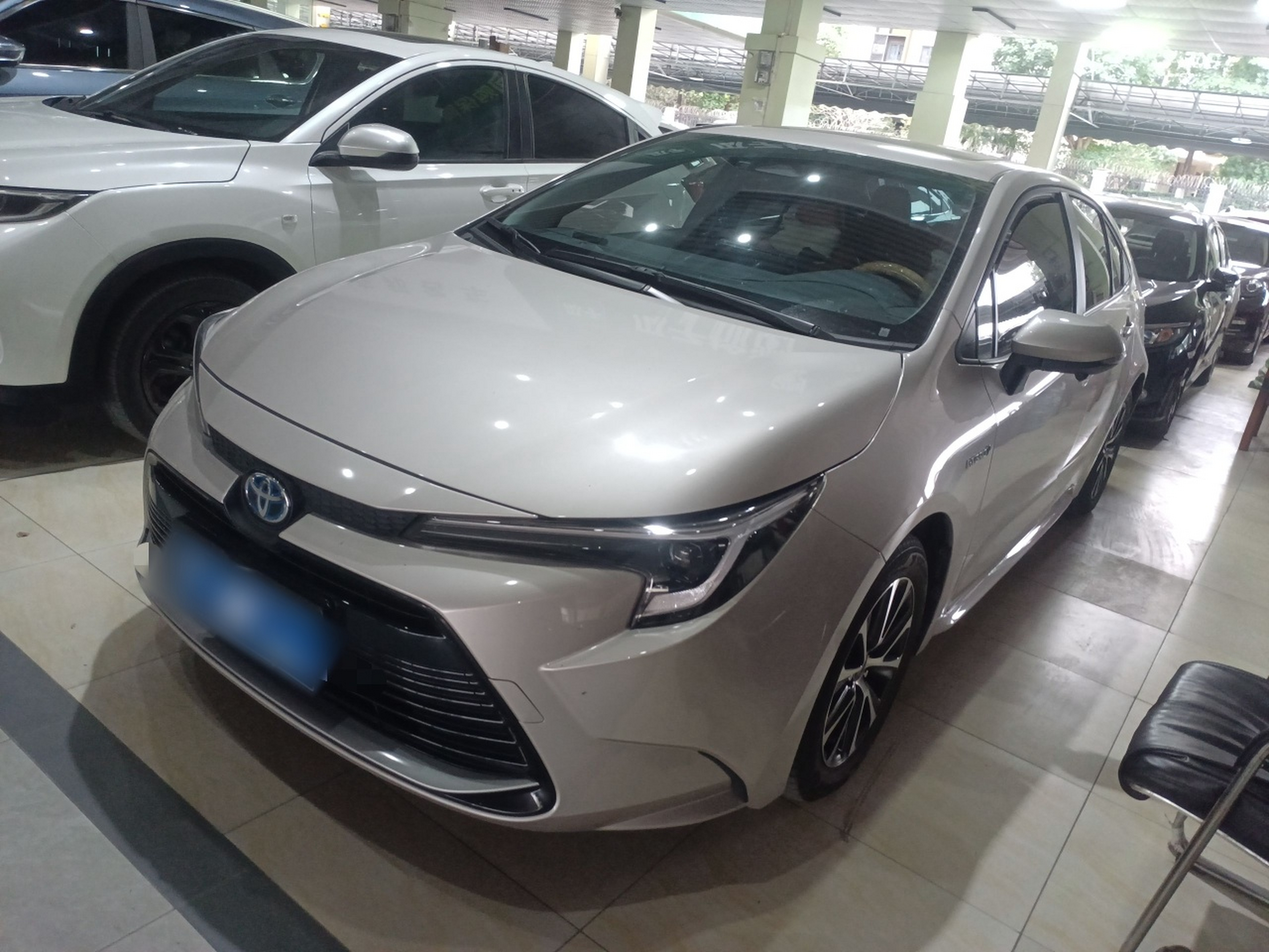 Под передней частью автомобиля