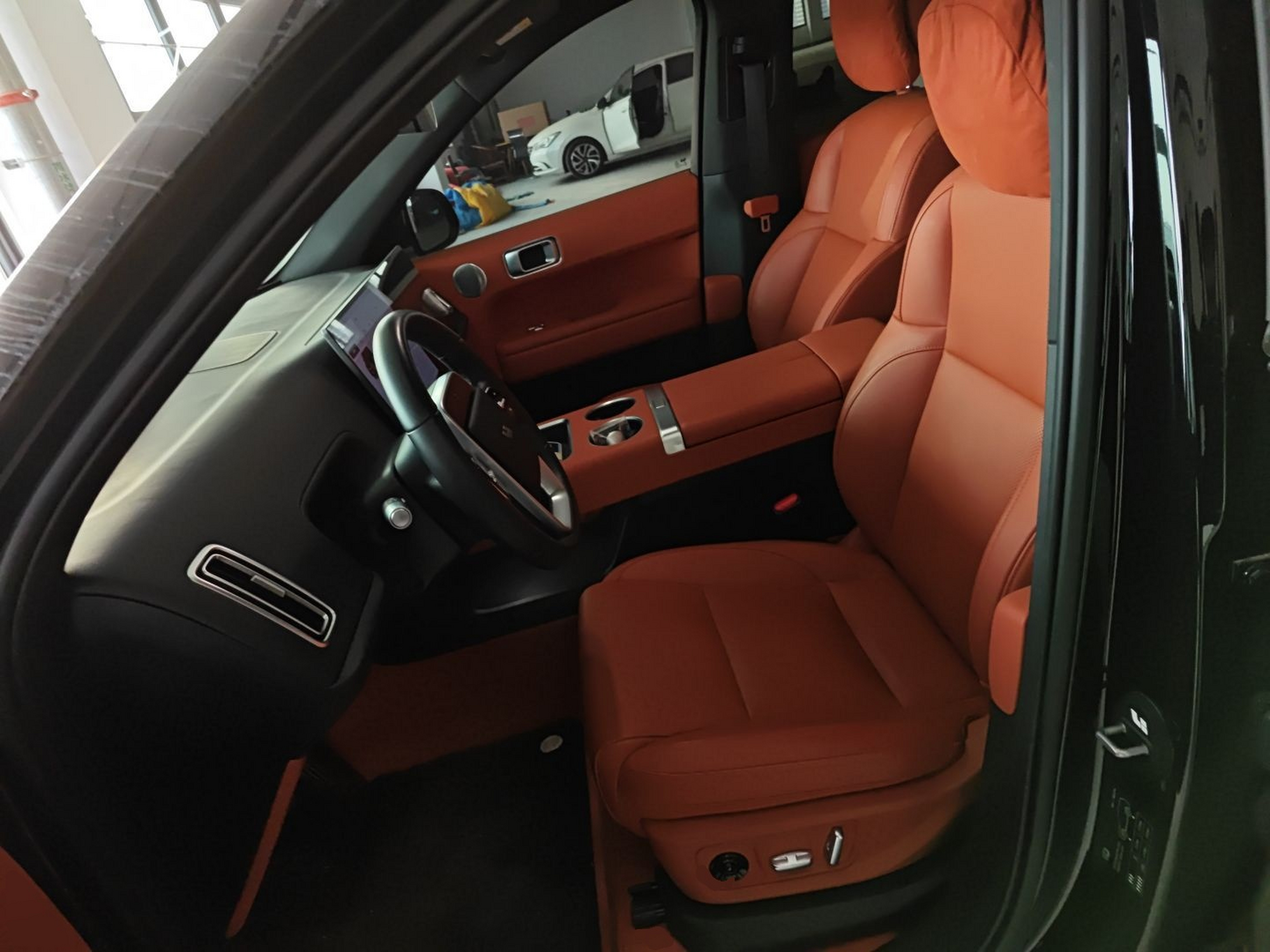 المقاعد الأمامية داخل السيارة