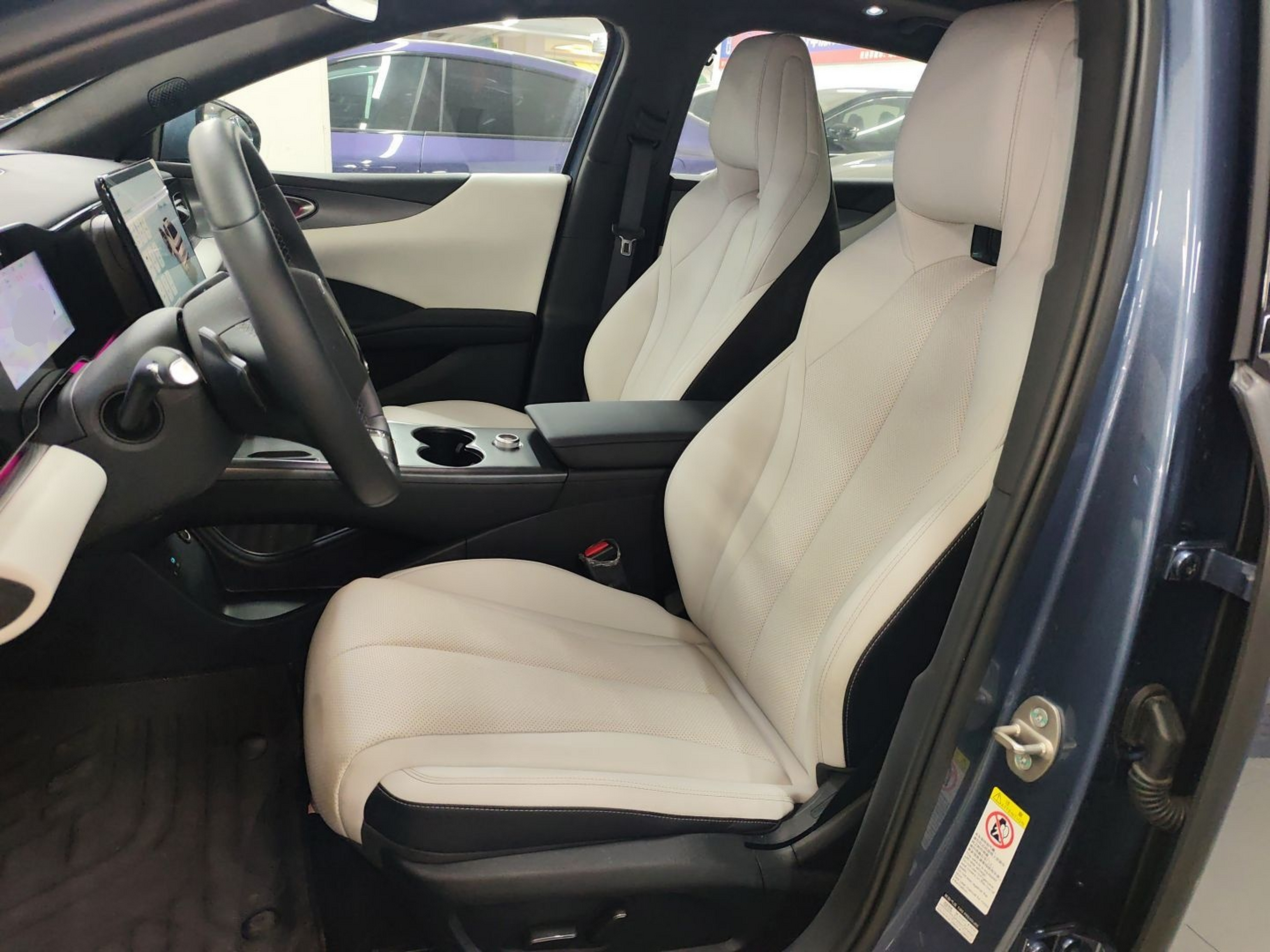 المقاعد الأمامية داخل السيارة