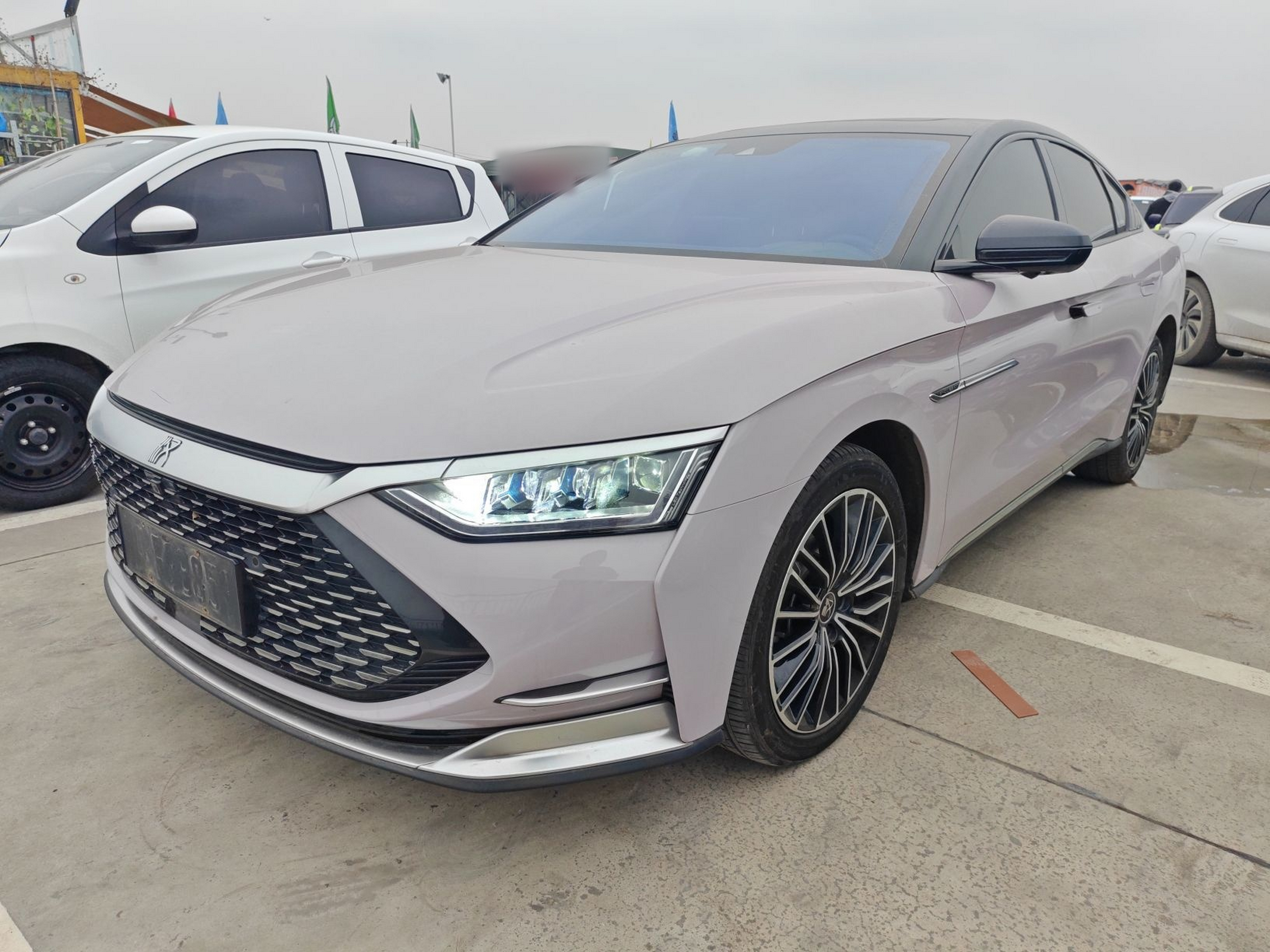 Под передней частью автомобиля