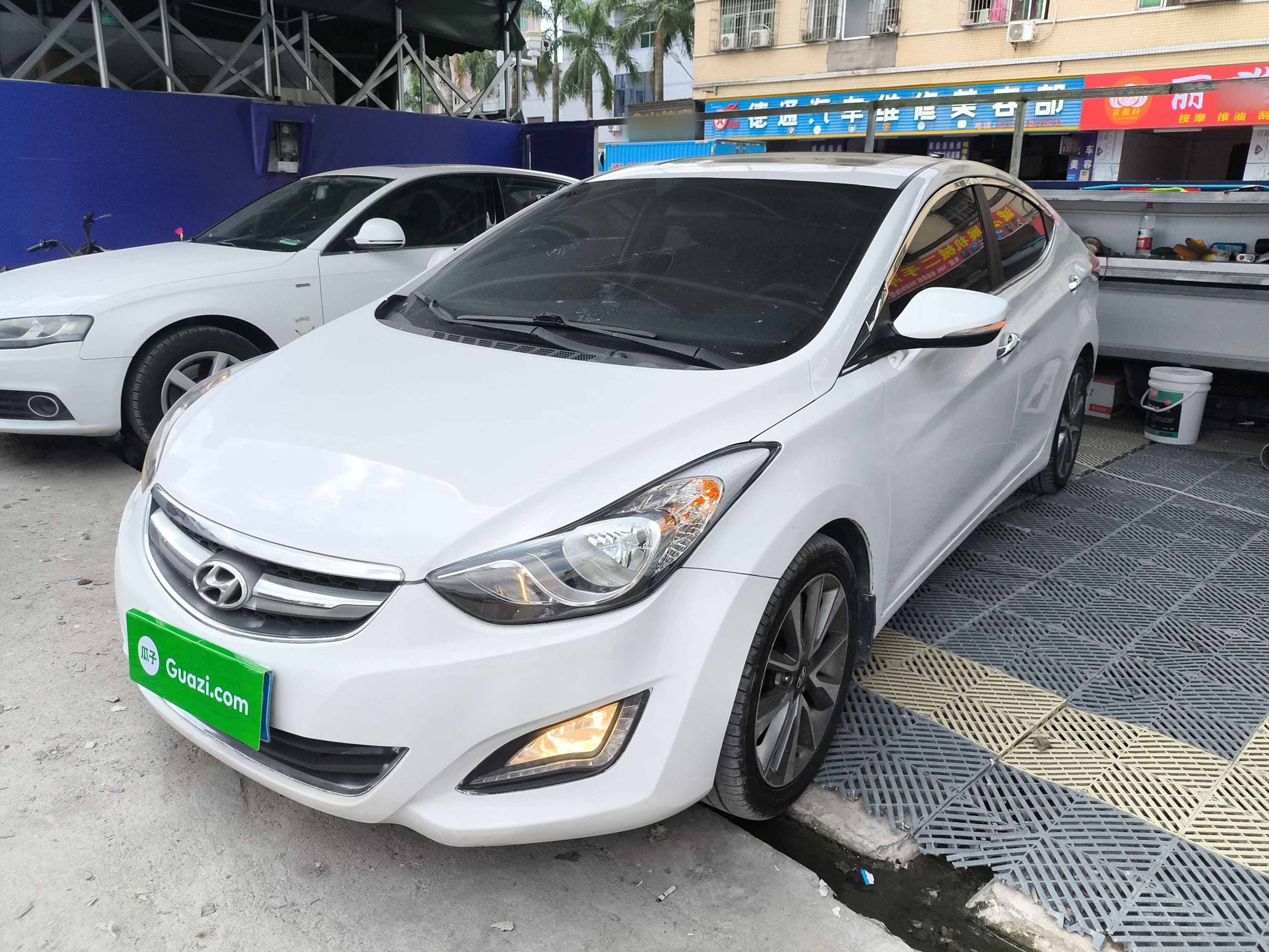 Под передней частью автомобиля