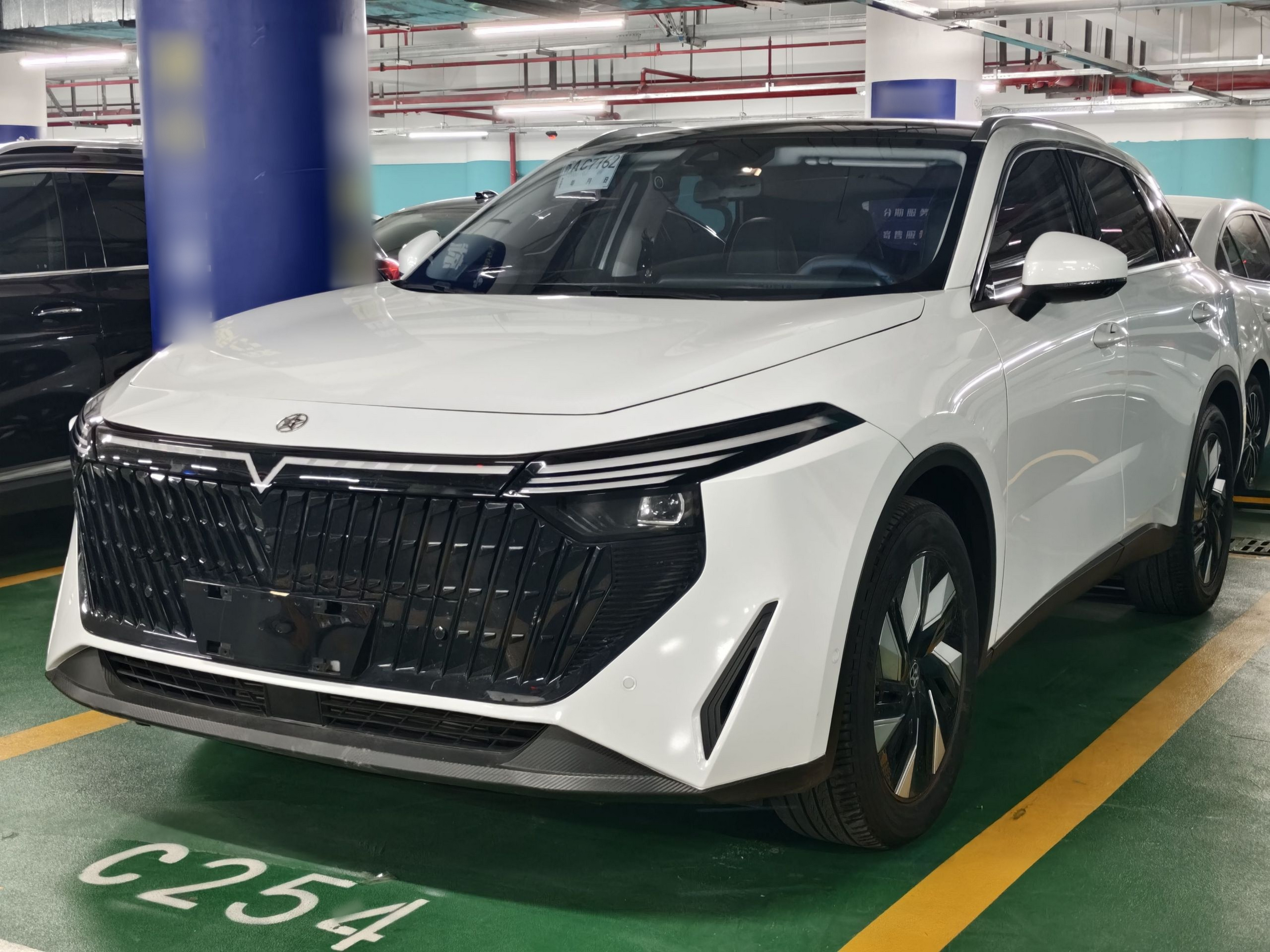 Под передней частью автомобиля