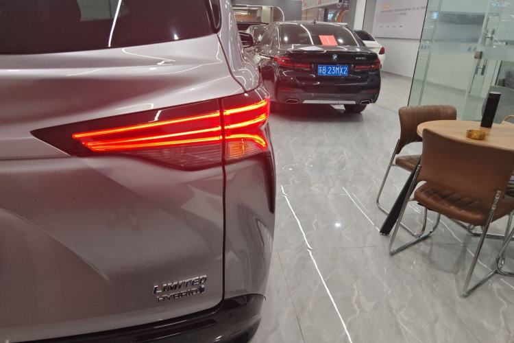 Used Toyota Sienna 2021 2.5L Hybrid Premium Edition
