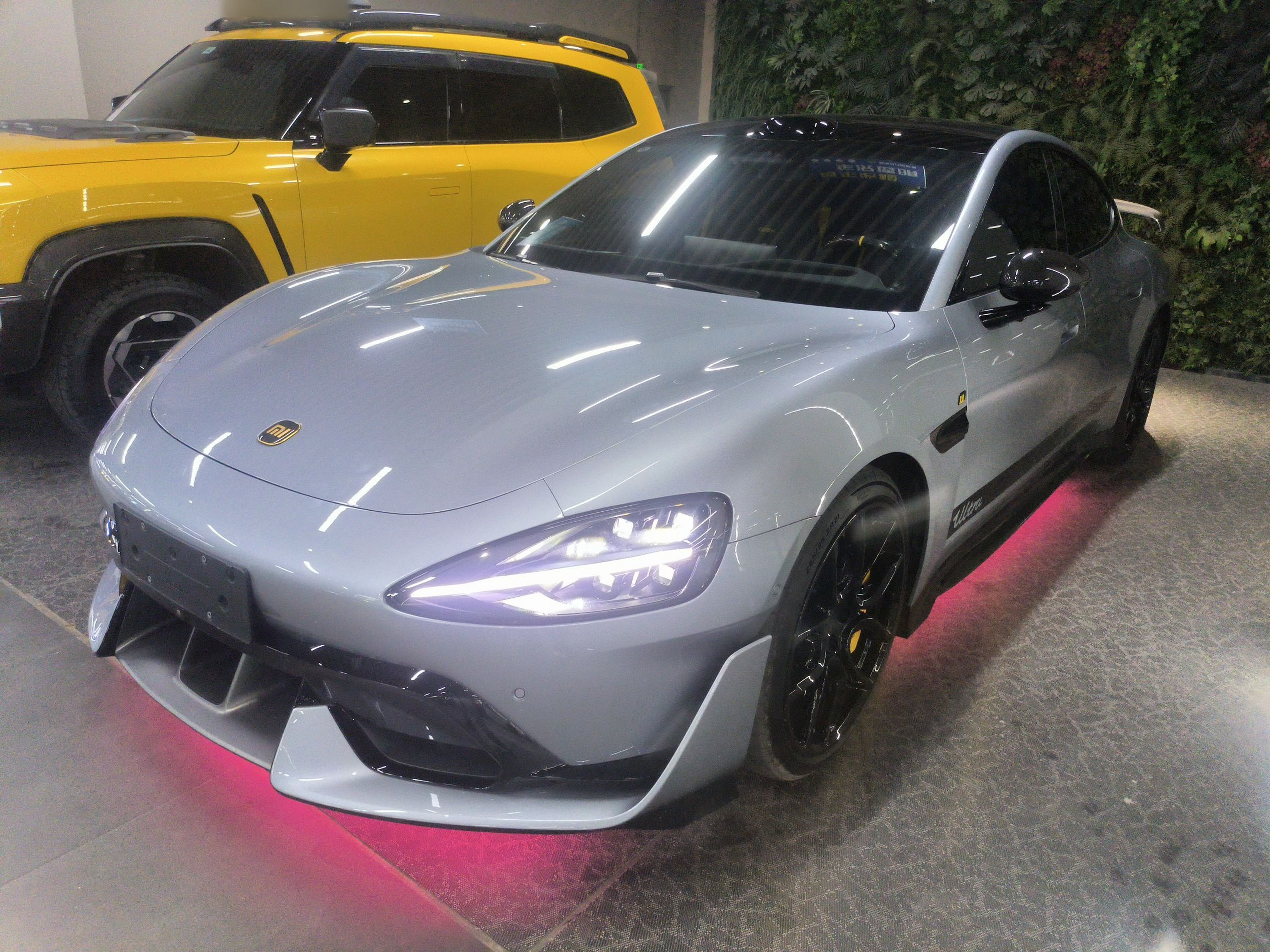 Под передней частью автомобиля