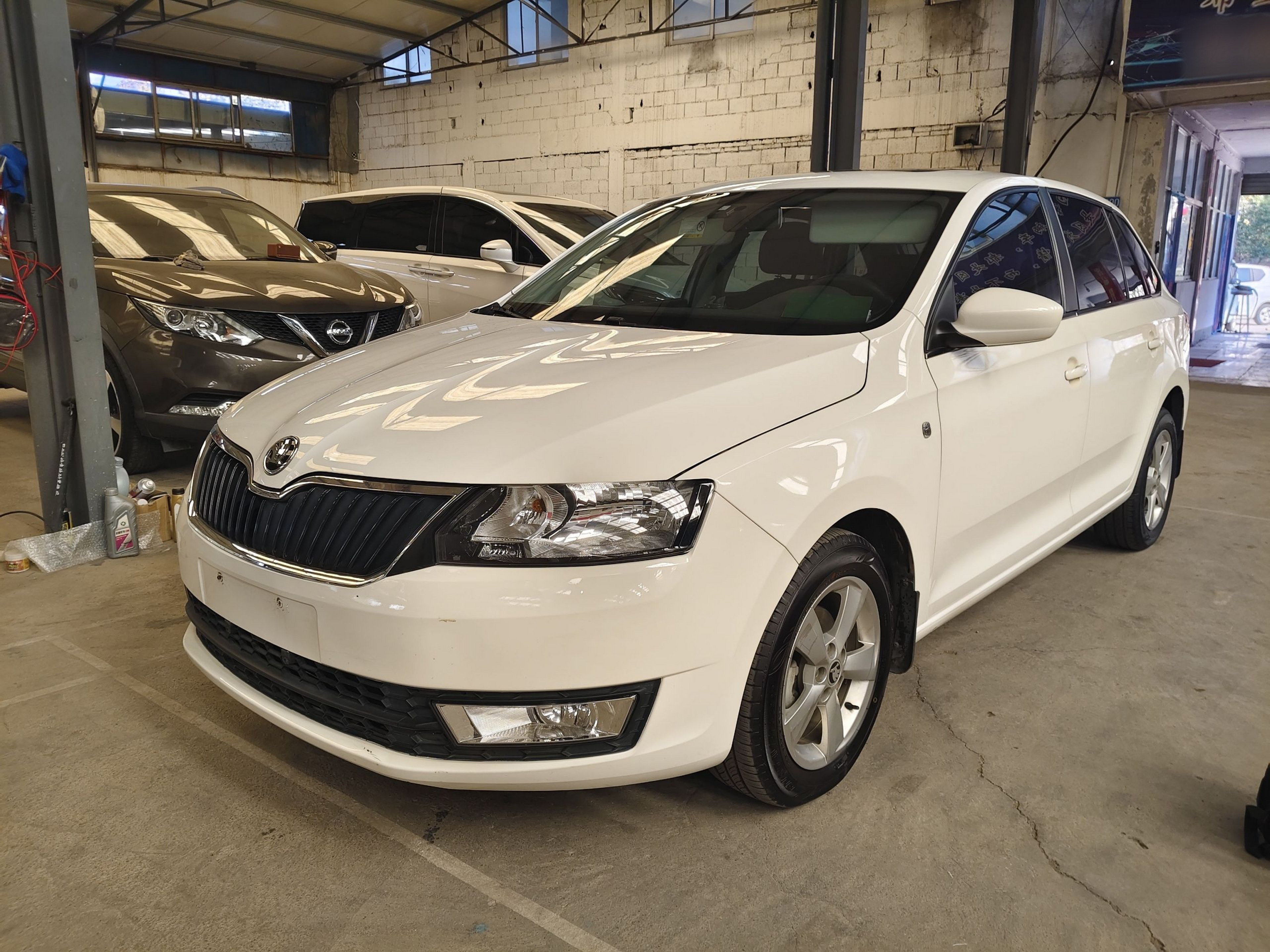 تحت مقدمة السيارة