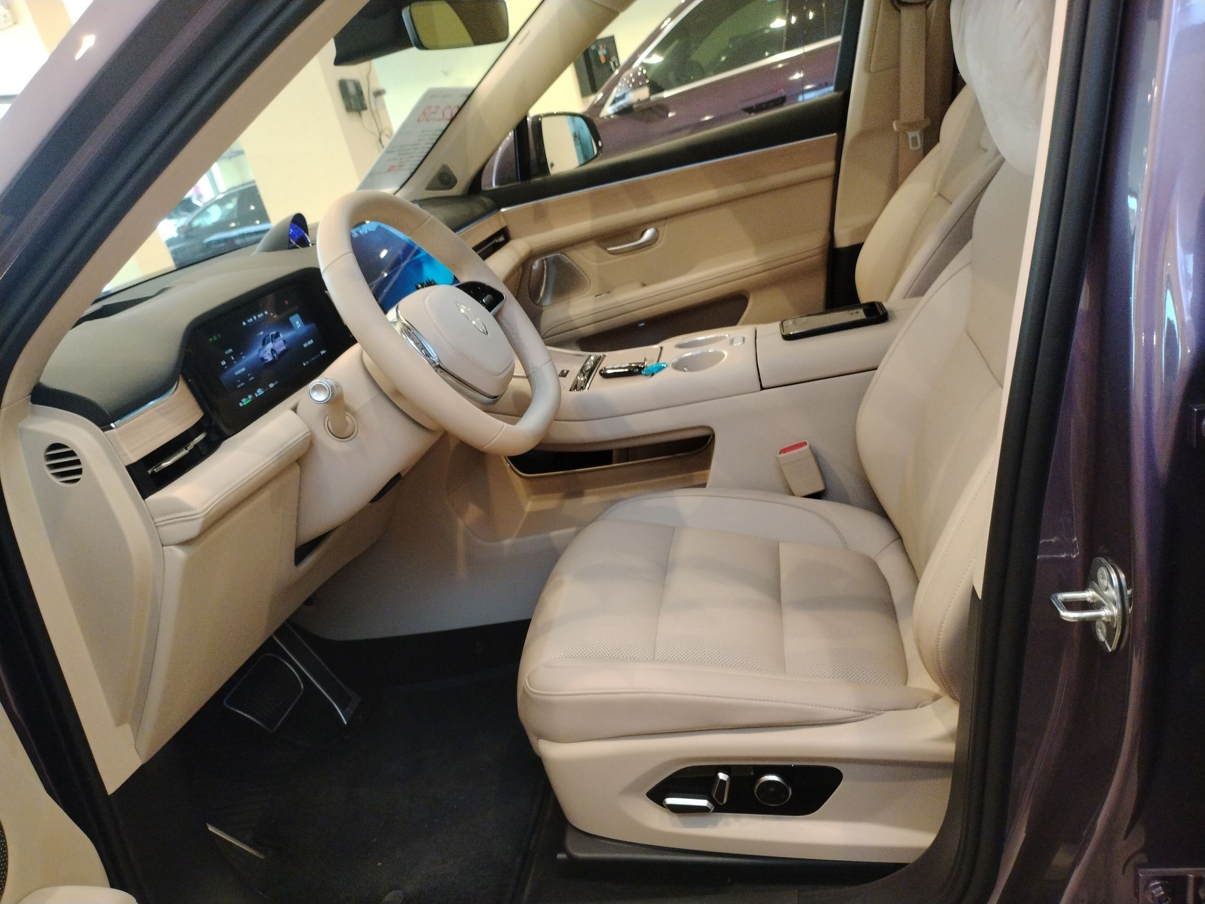 المقاعد الأمامية داخل السيارة