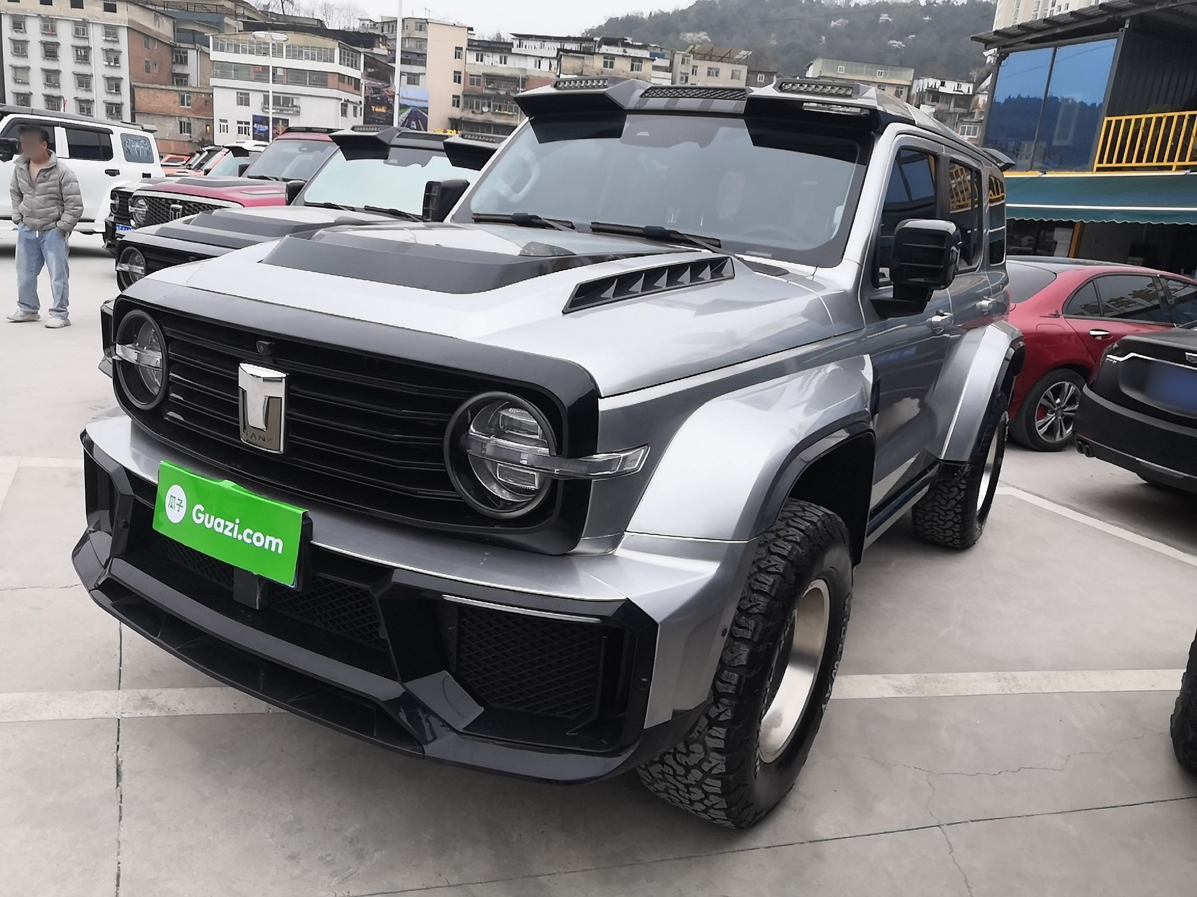 تحت مقدمة السيارة