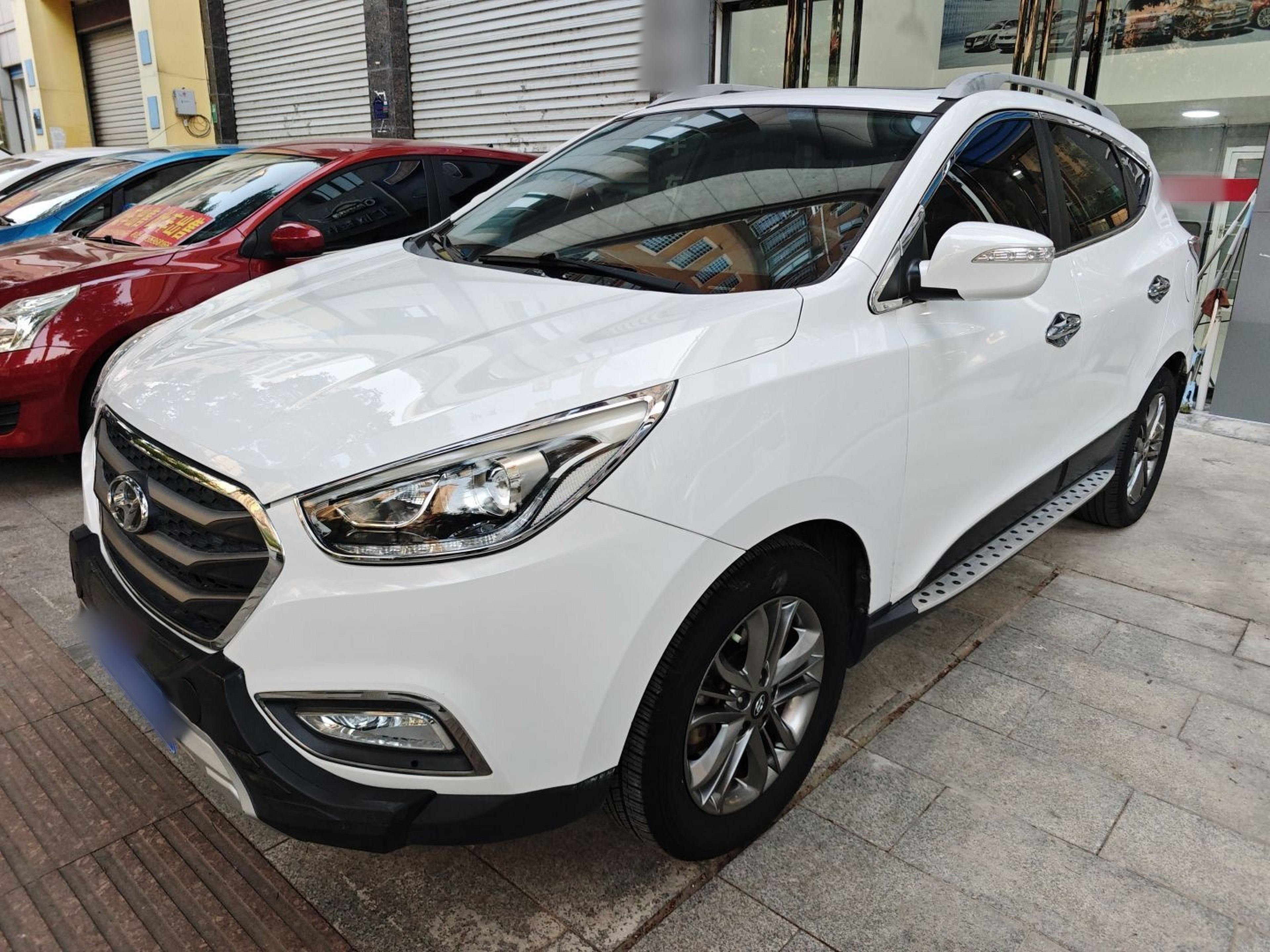 تحت مقدمة السيارة