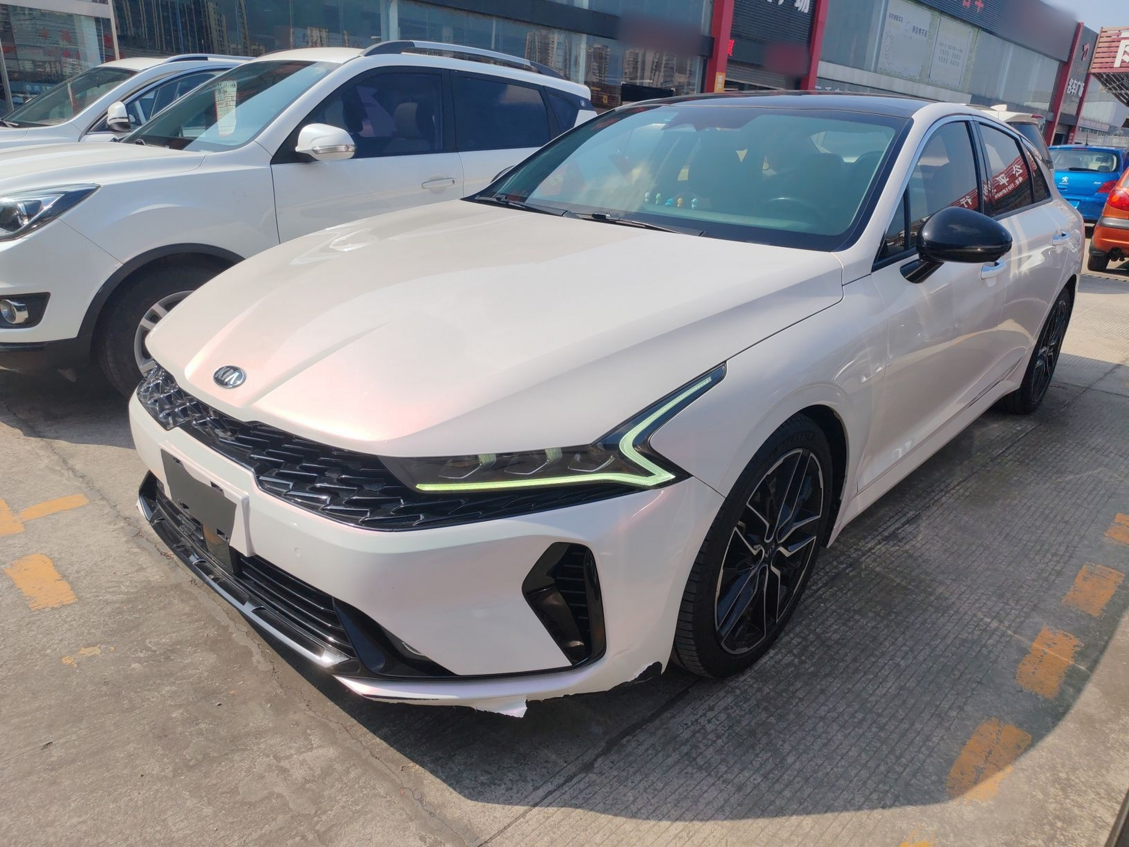 Под передней частью автомобиля