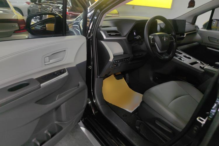 Used Toyota Granvia 2024 2.5L Hybrid Comfort Edition
